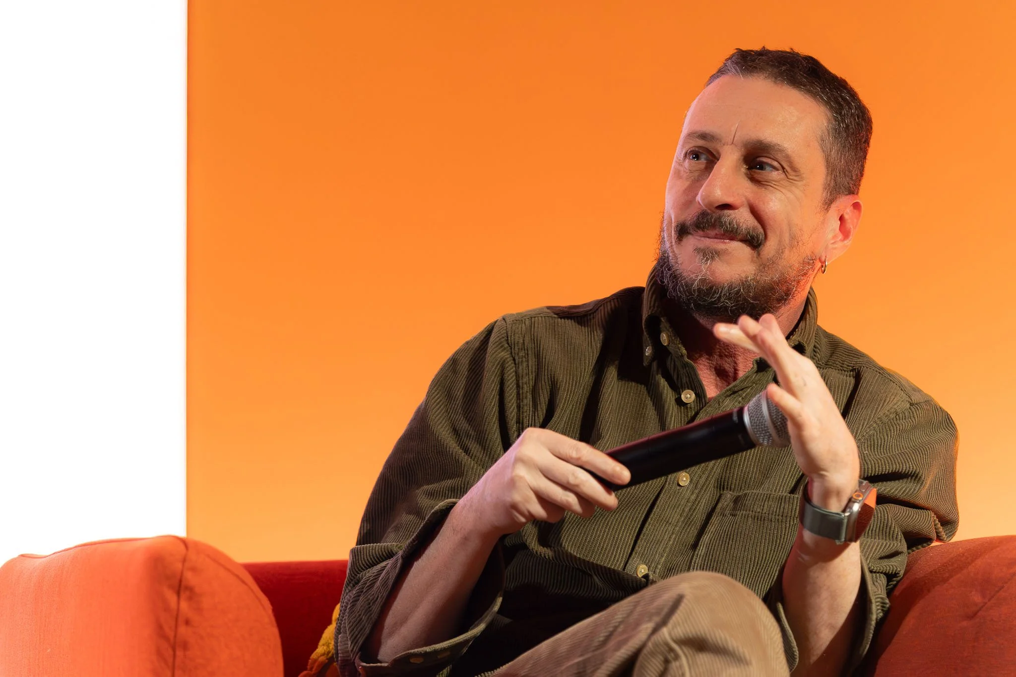 Luca Bizzarri emozionato sul palco durante l’evento Chora V2 al Conservatorio G Verdi di Milano