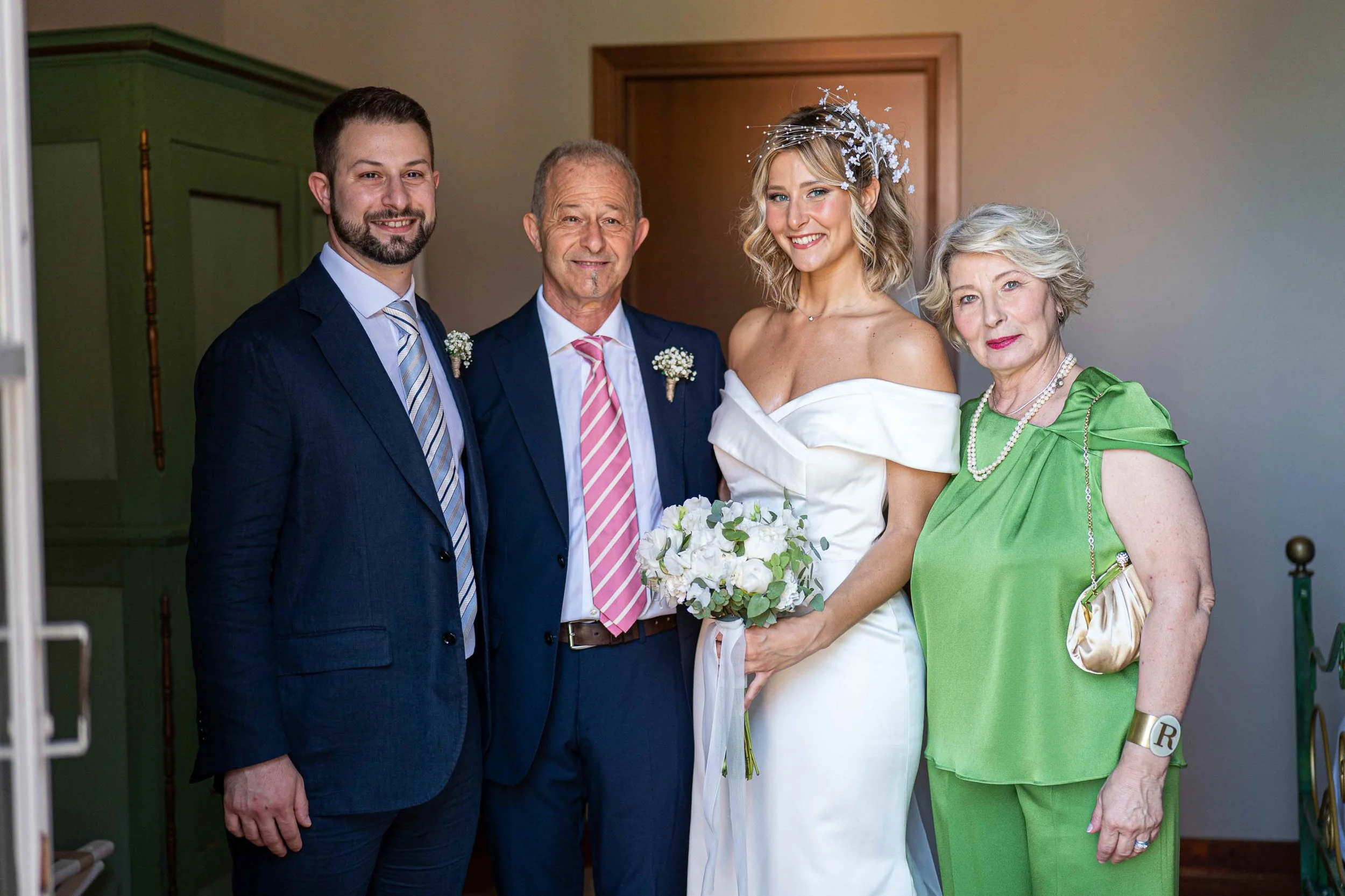 Foto di gruppo con la famiglia – matrimonio Paolo e Camilla Tenuta Montezeglio Invorio

