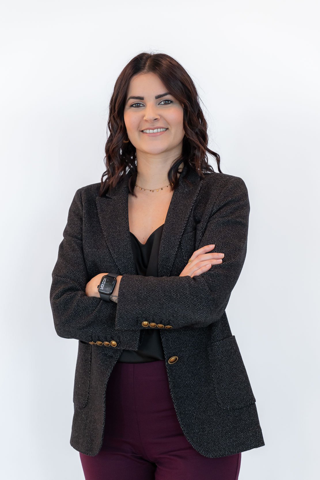 Ritratto professionale dell’ospite Unipol su fondo bianco negli uffici aziendali di Milano.
