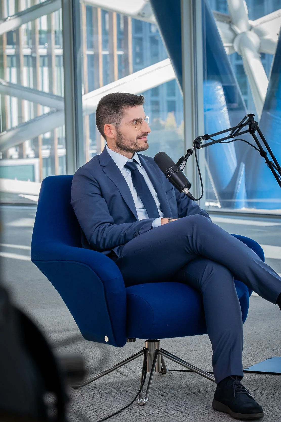 Ritratto dell’ospite durante la registrazione del podcast Unipol negli studi aziendali di Milano.
