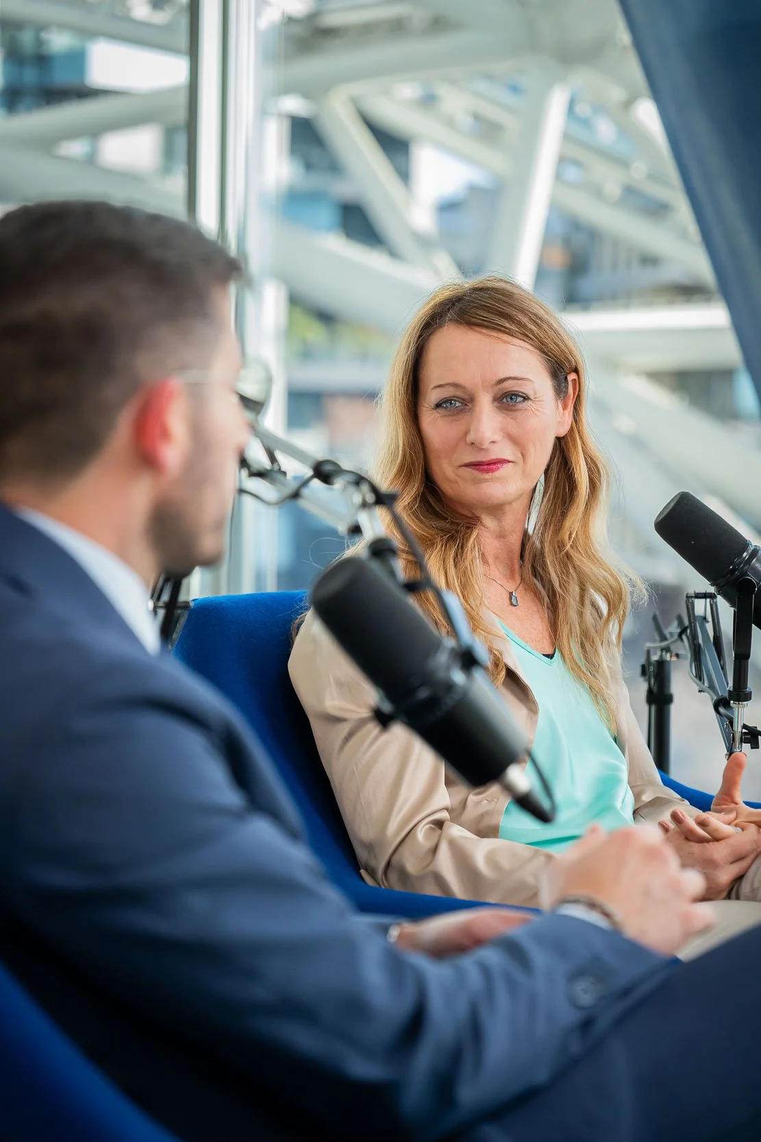 Ritratto dell’ospite durante il podcast Unipol, in dialogo con un collega negli studi aziendali di Milano.

