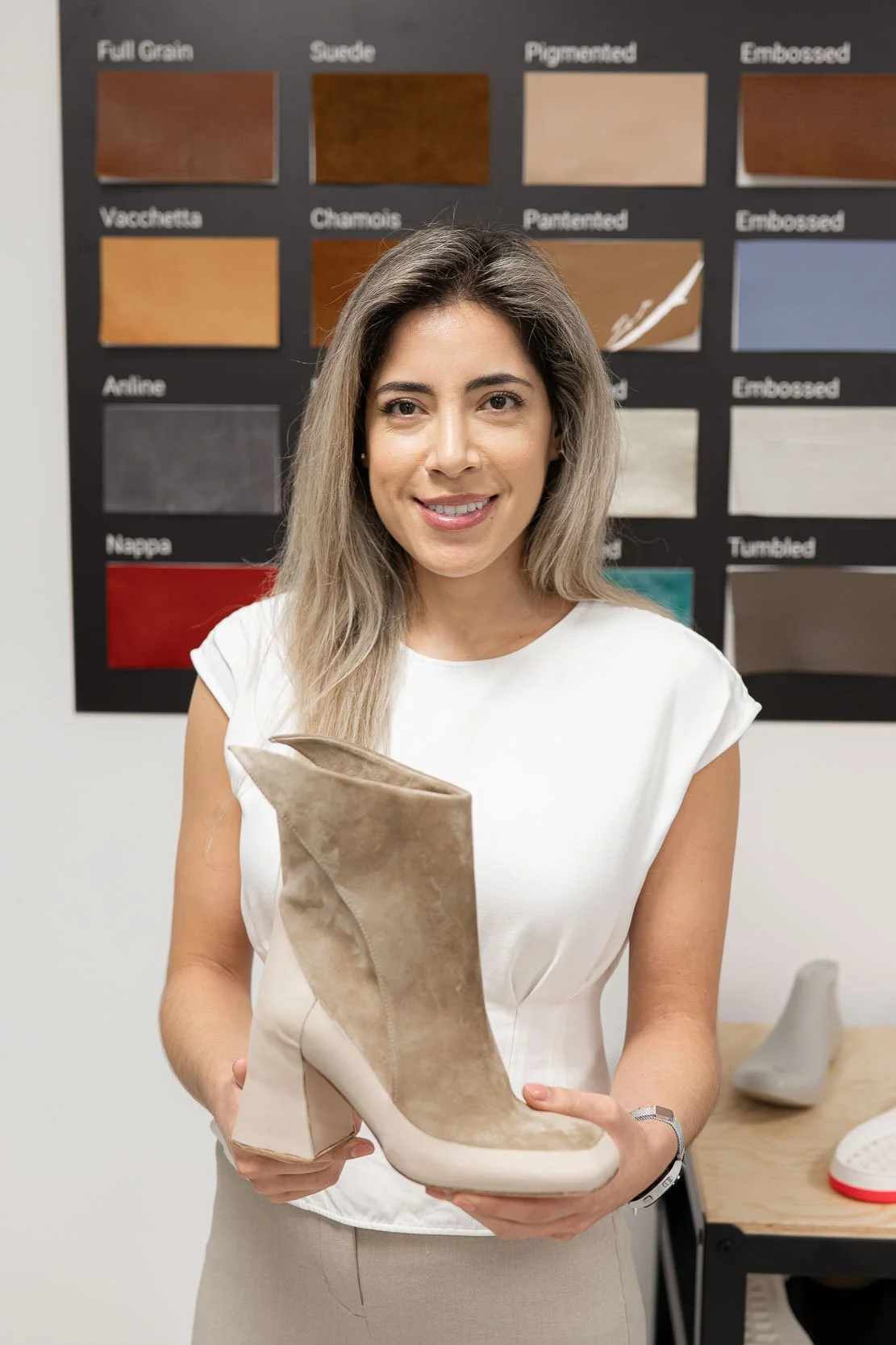 Studentessa mostra un prototipo di stivaletto durante la sessione di fitting all’Arsutoria School di Milano