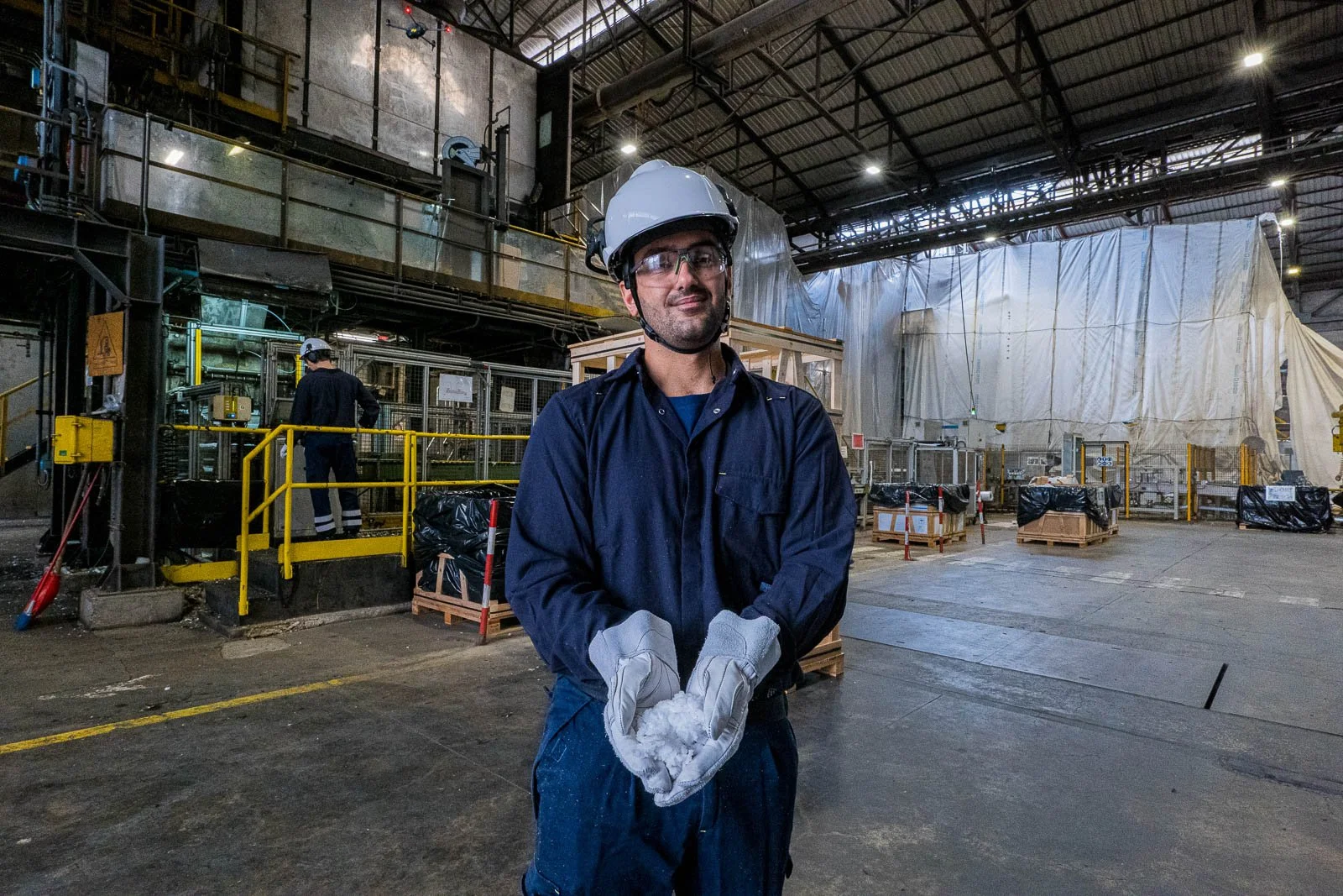 reportage-eni-produzione-operatore-campione-materiale.jpg