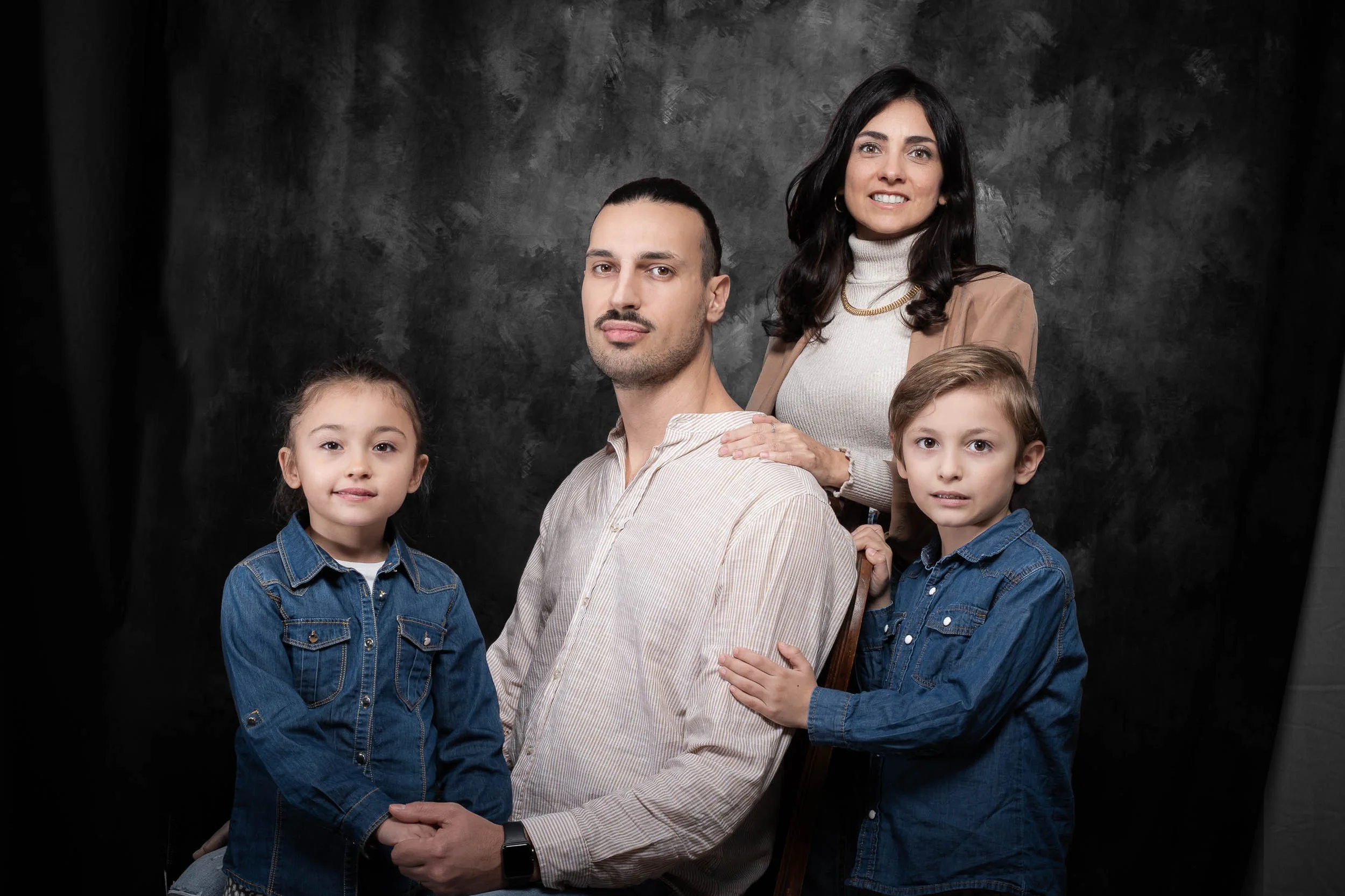 ritratto di famiglia realizzato in studio a buccinasco fotografia professionale elegante naturale e curata ideale per famiglie coppie e bambini max capuzzi fotografo