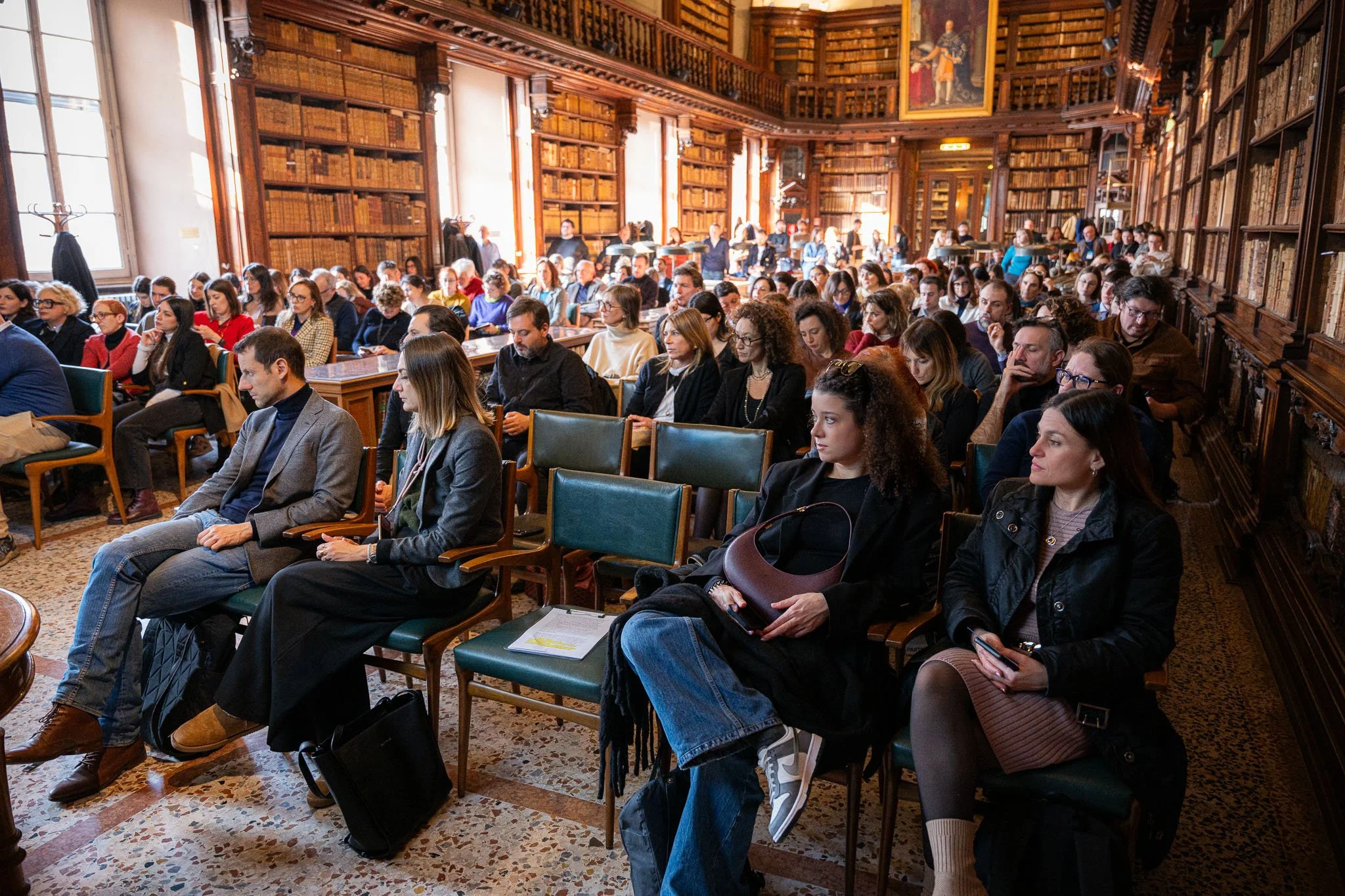 Pubblico in ascolto durante l’evento Chora V2 nella Biblioteca Braidense a Milano