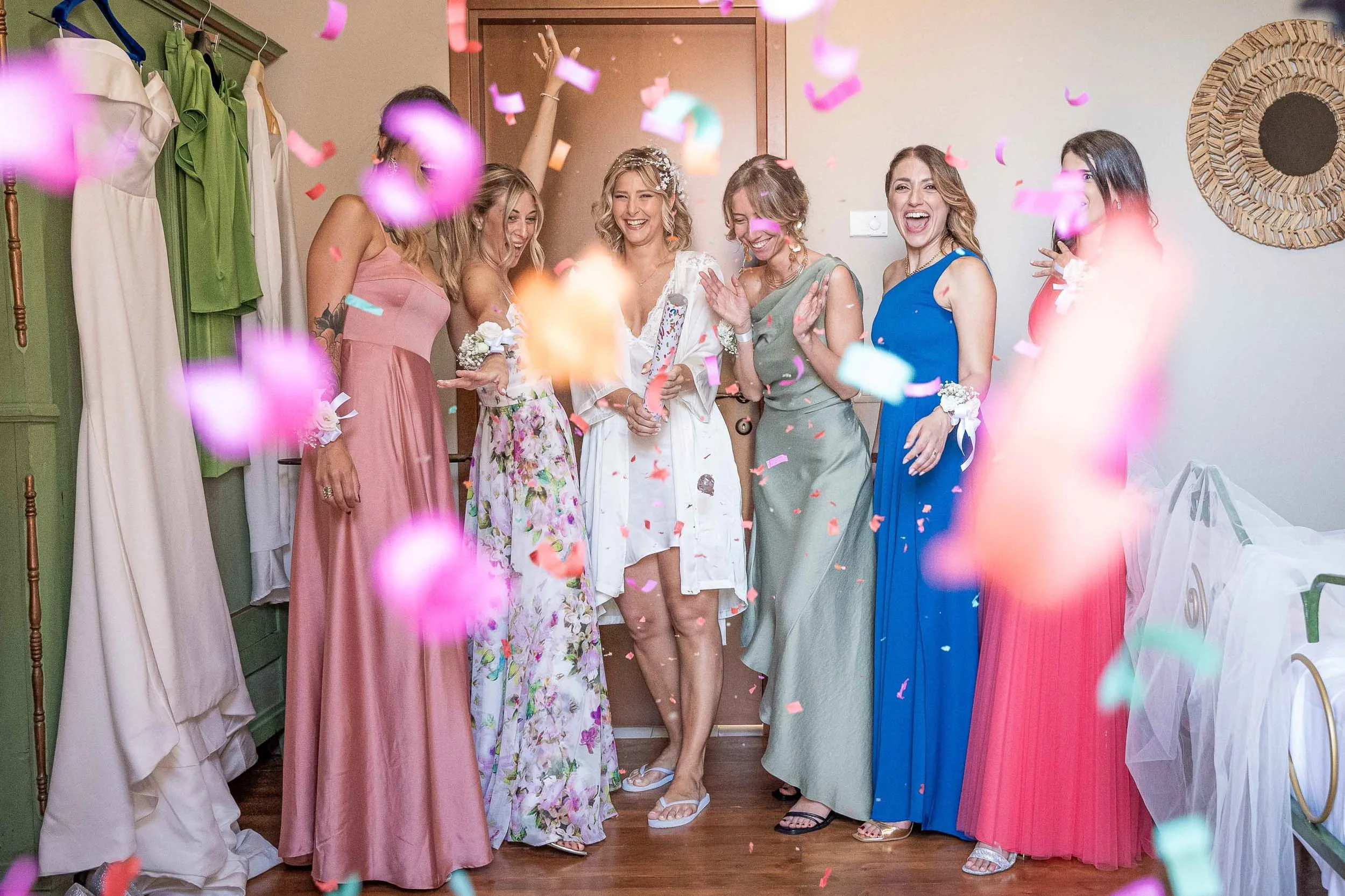 Foto con famiglia e amici – matrimonio Paolo e Camilla Tenuta Montezeglio  
