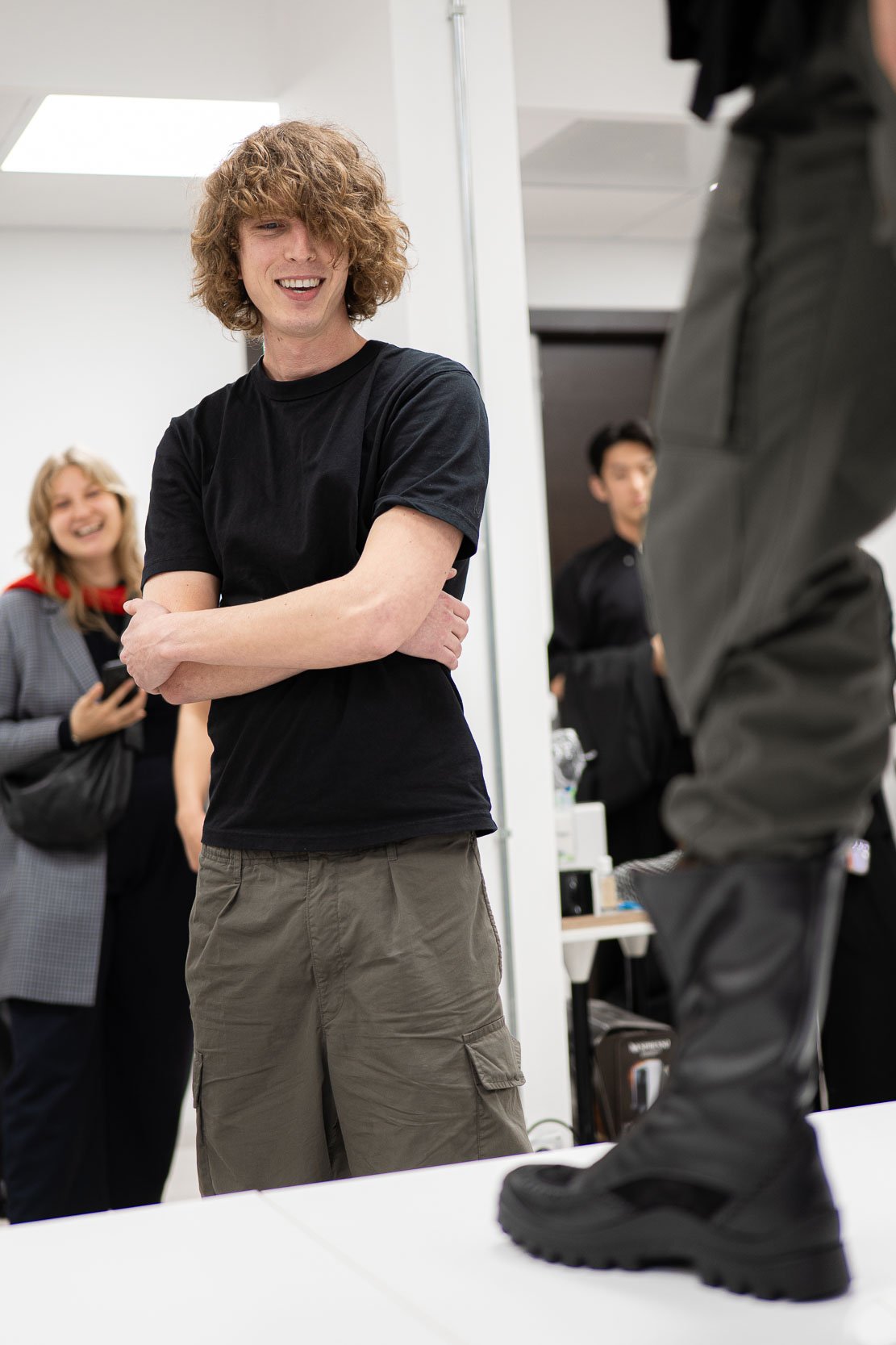 Studente di Arsutoria School durante il fitting dei prototipi di calzature realizzati in classe a CityLife Milano