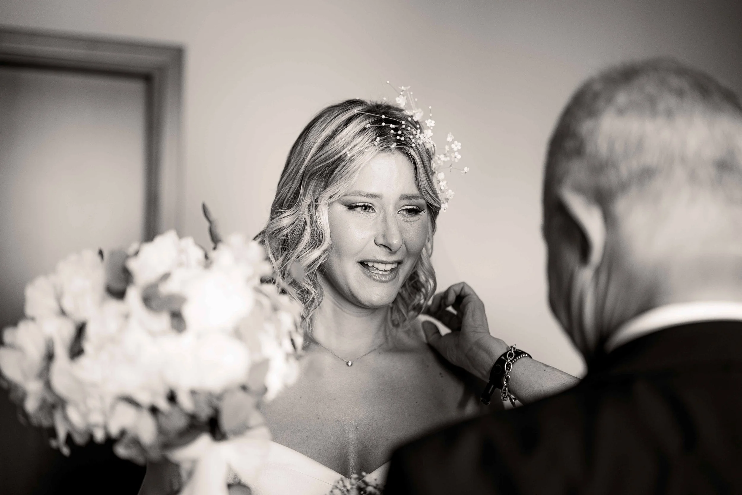 Sposa emozionata durante i preparativi – matrimonio Paolo e Camilla Tenuta Montezeglio Invorio
