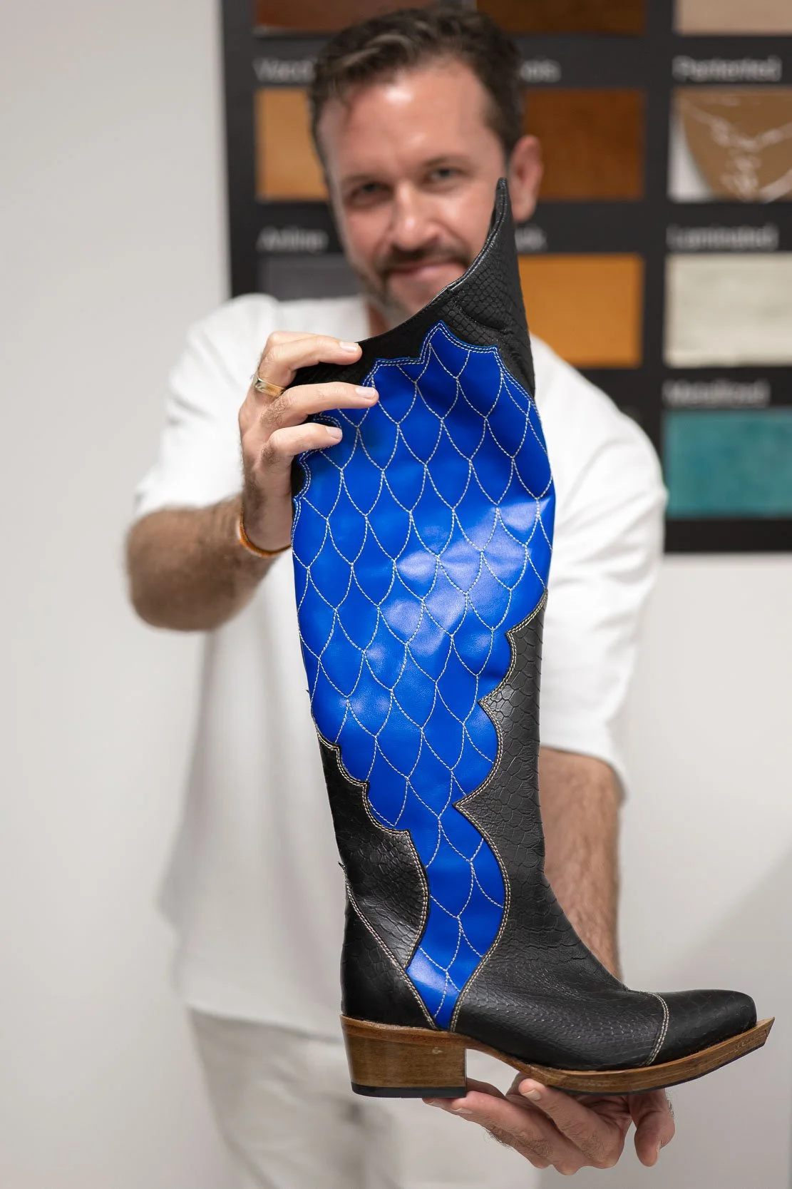 Studente mostra un prototipo di stivaletto durante la sessione di fitting all’Arsutoria School di Milano