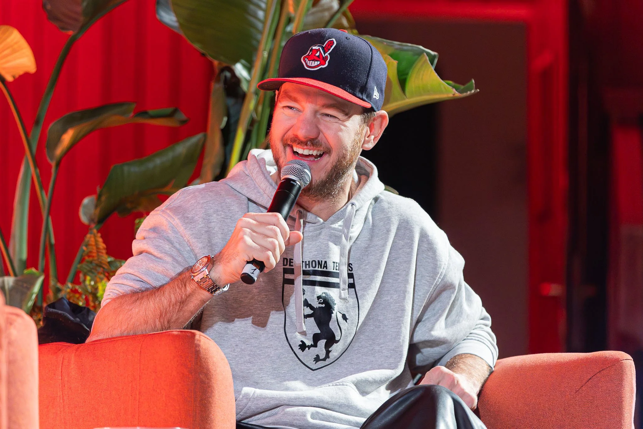 Alessandro Cattelan idea una battuta di Valerio Lundini durante l’evento Chora V2 al Conservatorio G Verdi di Milano