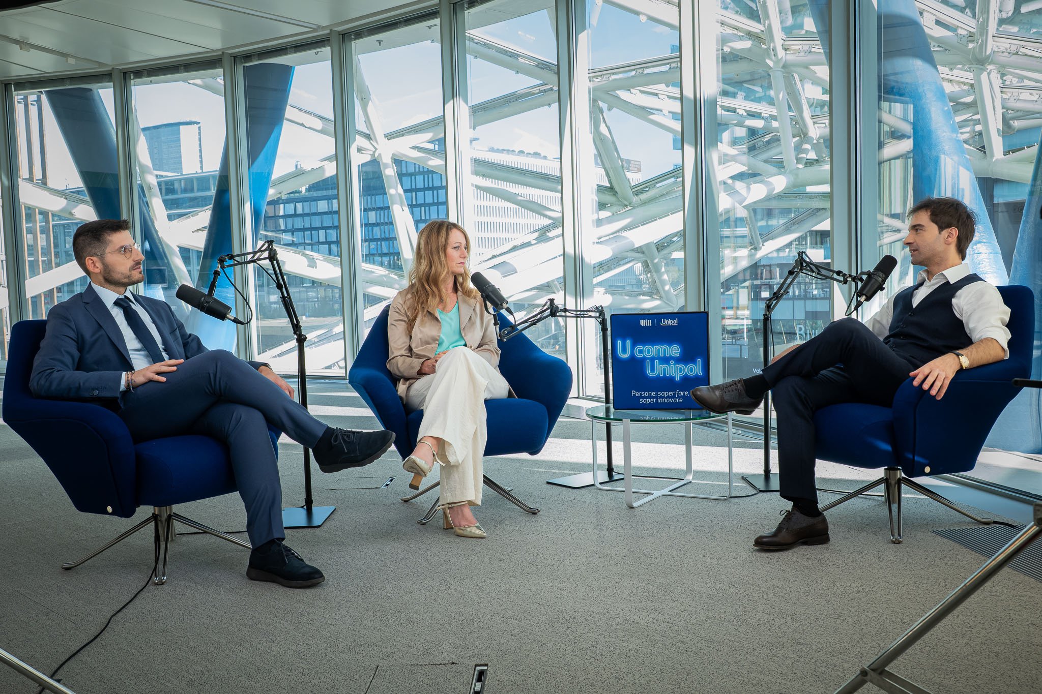 Conversazione tra gli ospiti durante la registrazione del podcast Unipol negli studi aziendali di Milano.
