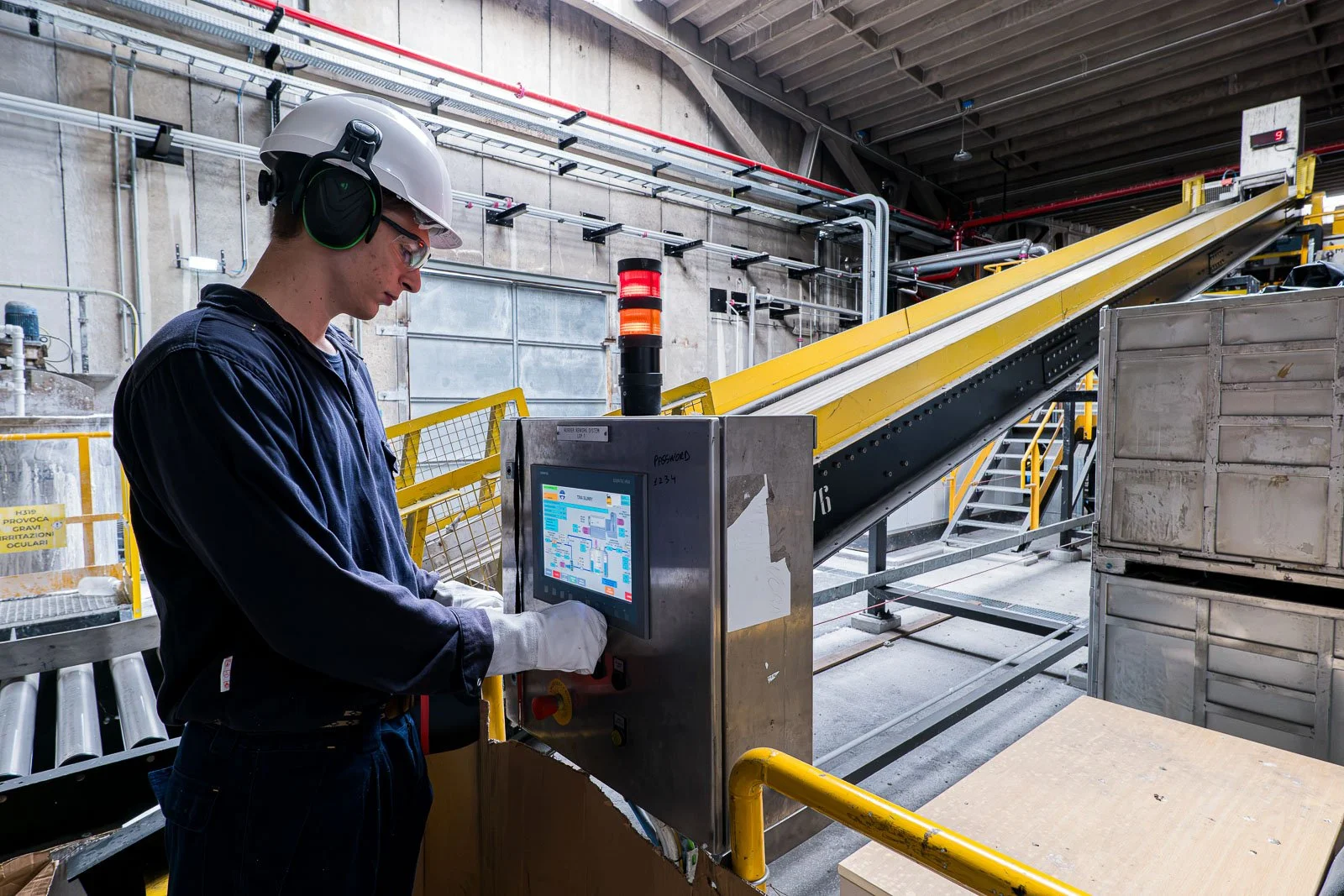 reportage-eni-produzione-operatrice-macchinario.jpg