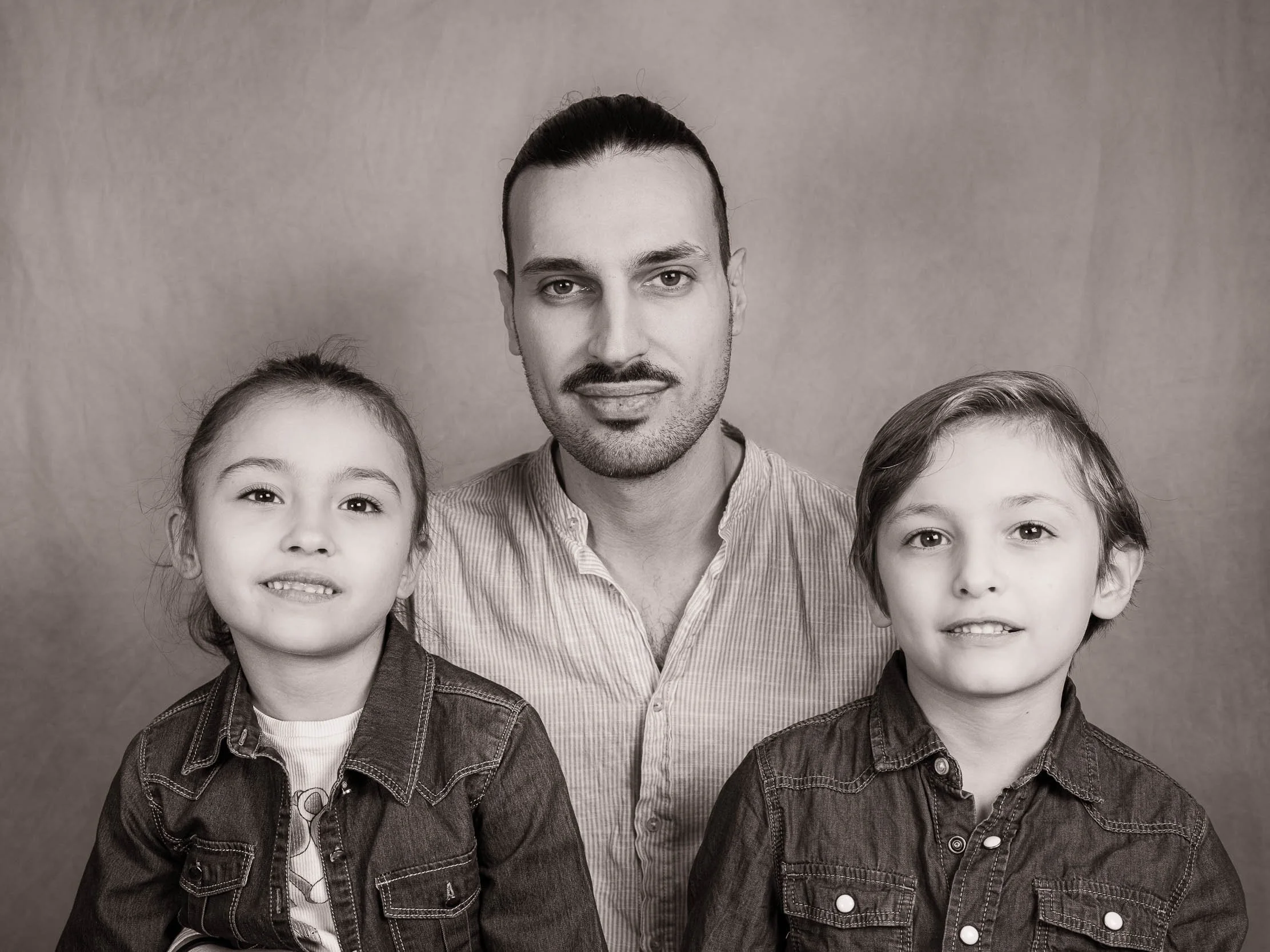 ritratto di famiglia realizzato in studio a buccinasco fotografia professionale elegante naturale e curata ideale per famiglie coppie e bambini max capuzzi fotografo