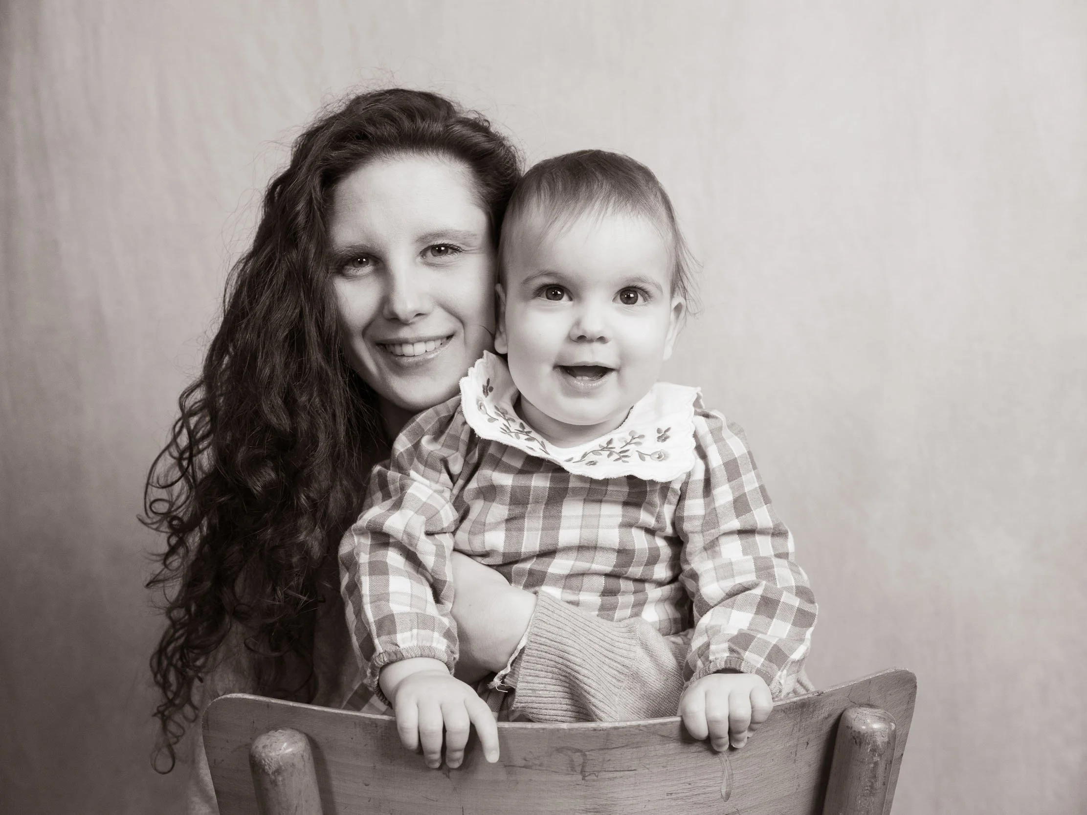 ritratto mamma e figlia in studio a buccinasco fotografia professionale su fondo neutro max capuzzi fotografo