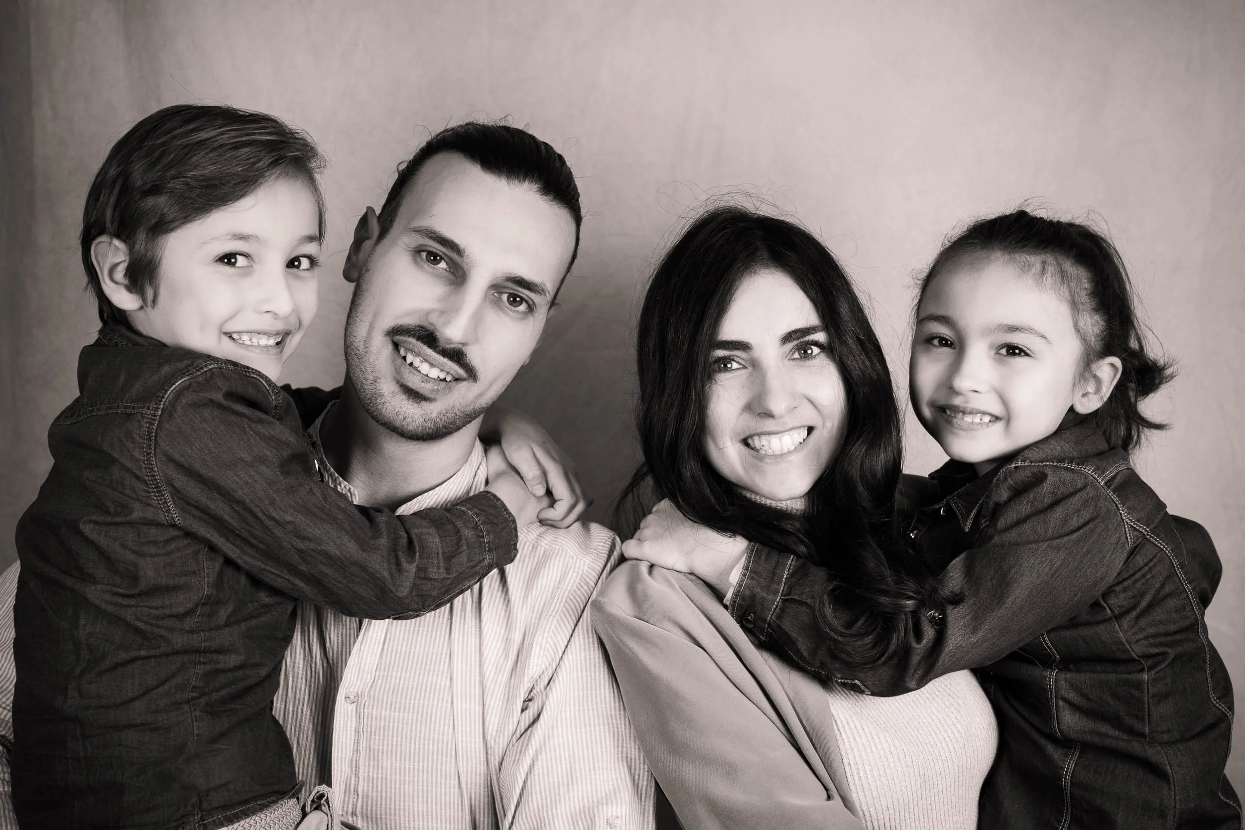 ritratto di famiglia realizzato in studio a buccinasco fotografia professionale elegante naturale e curata ideale per famiglie coppie e bambini max capuzzi fotografo