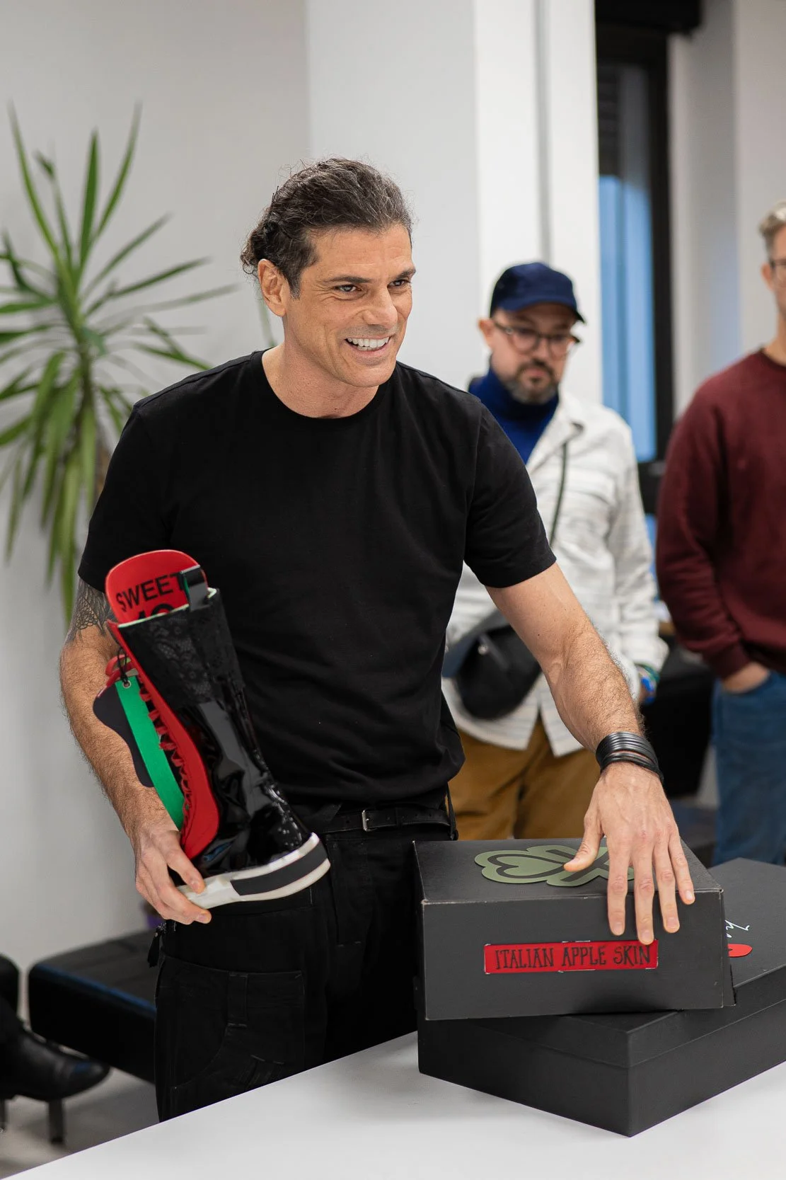 Studente di Arsutoria School presenta un prototipo di stivale durante la sessione di fitting e revisione dei progetti a CityLife Milano