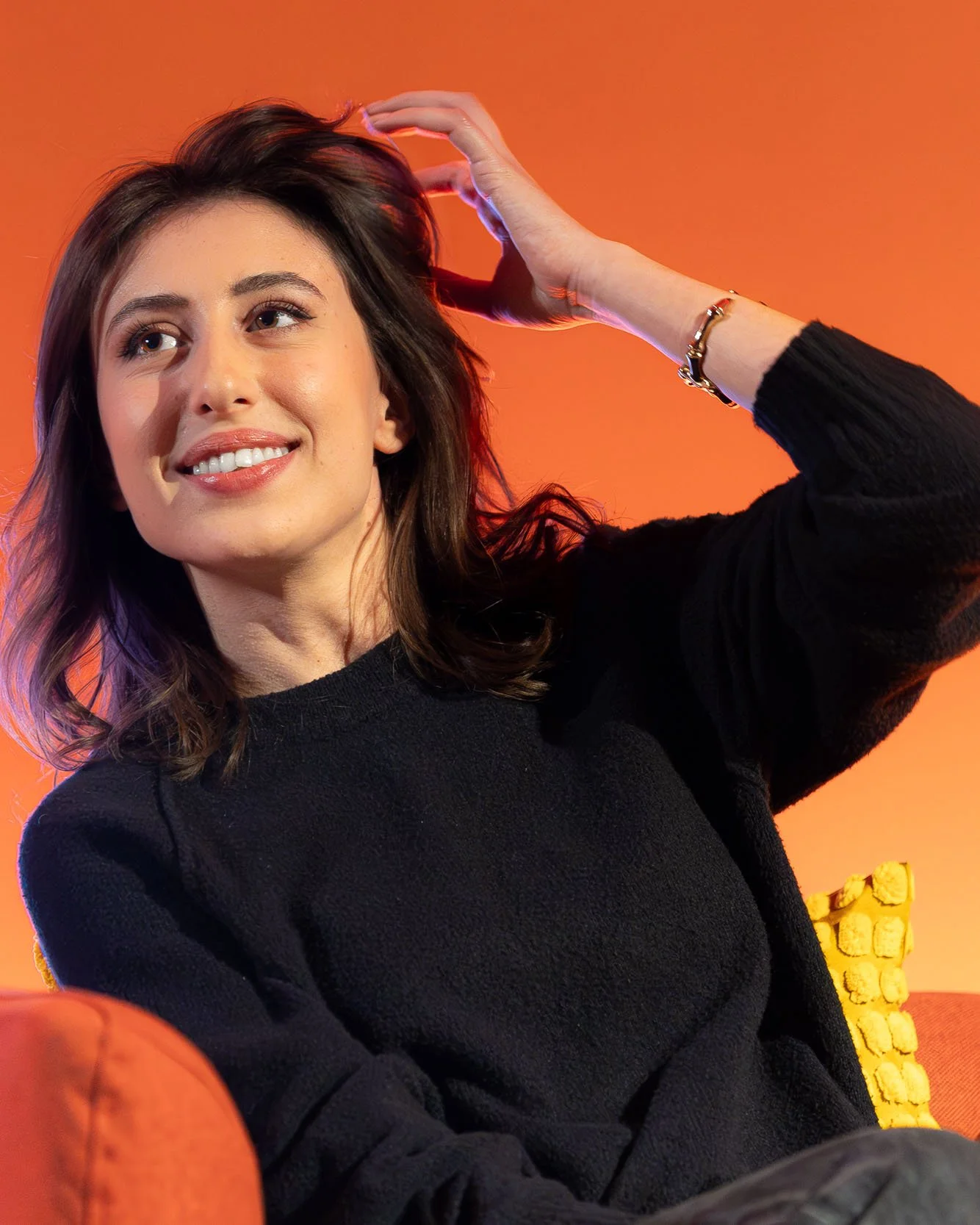 Cecilia Sala emozionata durante il suo intervento sul palco all’evento Chora V2 al Conservatorio G Verdi di Milano