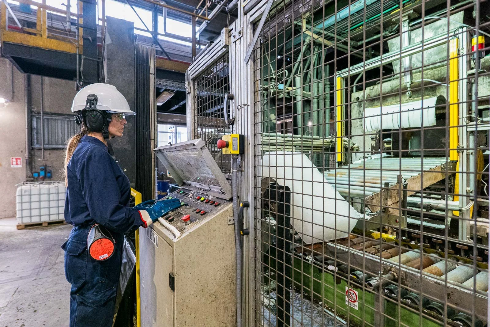 reportage-eni-produzione-operatrice-comandi.jpg