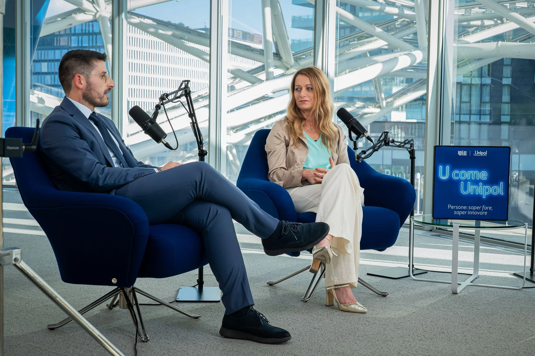 Dialogo tra gli ospiti durante la registrazione del podcast Unipol negli studi aziendali di Milano.
