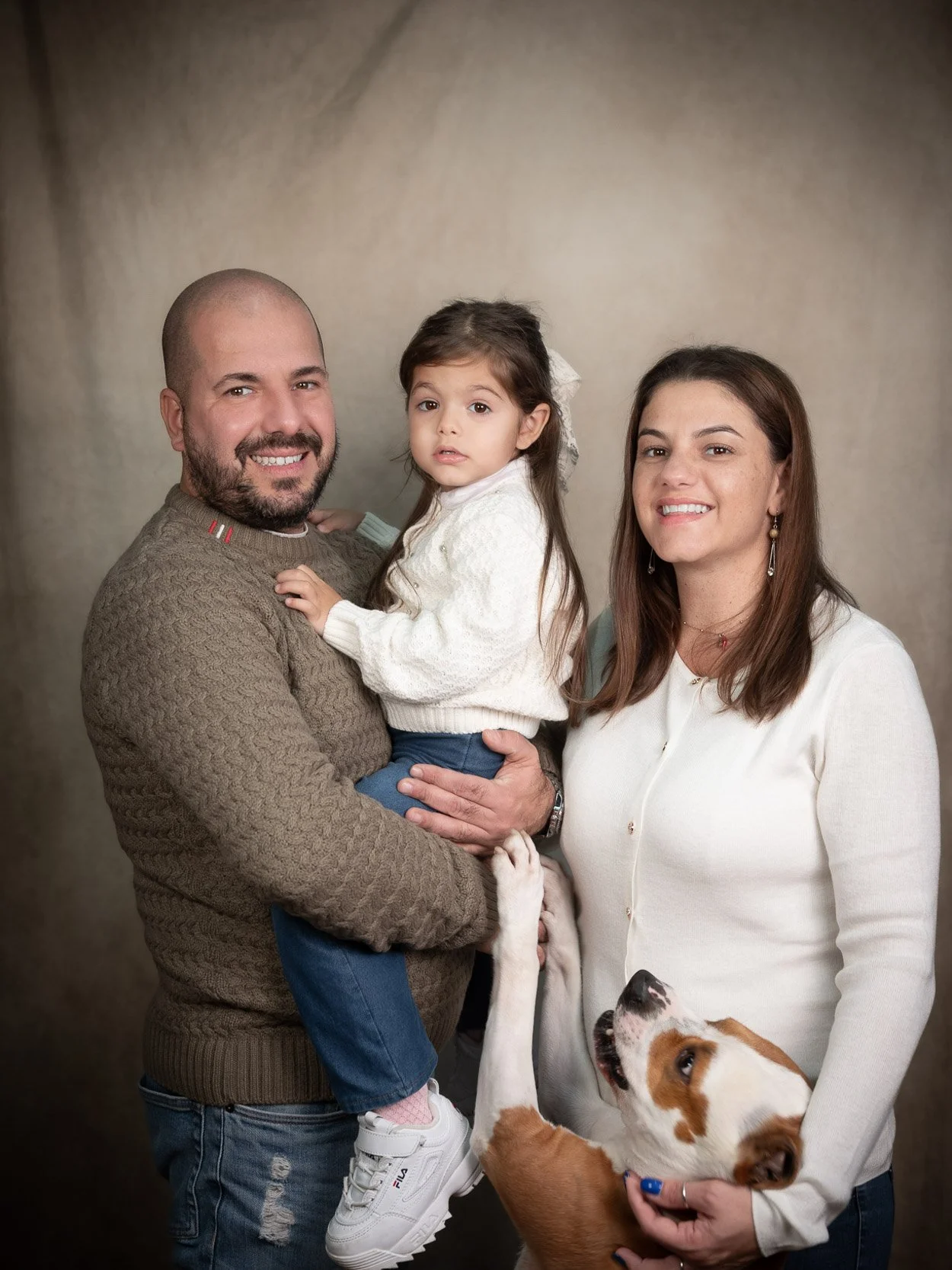 Ritratto di famiglia in studio con mamma, papà, bambina e cane, realizzato con luce morbida ed estetica elegante – servizio fotografico di famiglia a Milano Sud, Buccinasco, Corsico e Trezzano sul Naviglio.