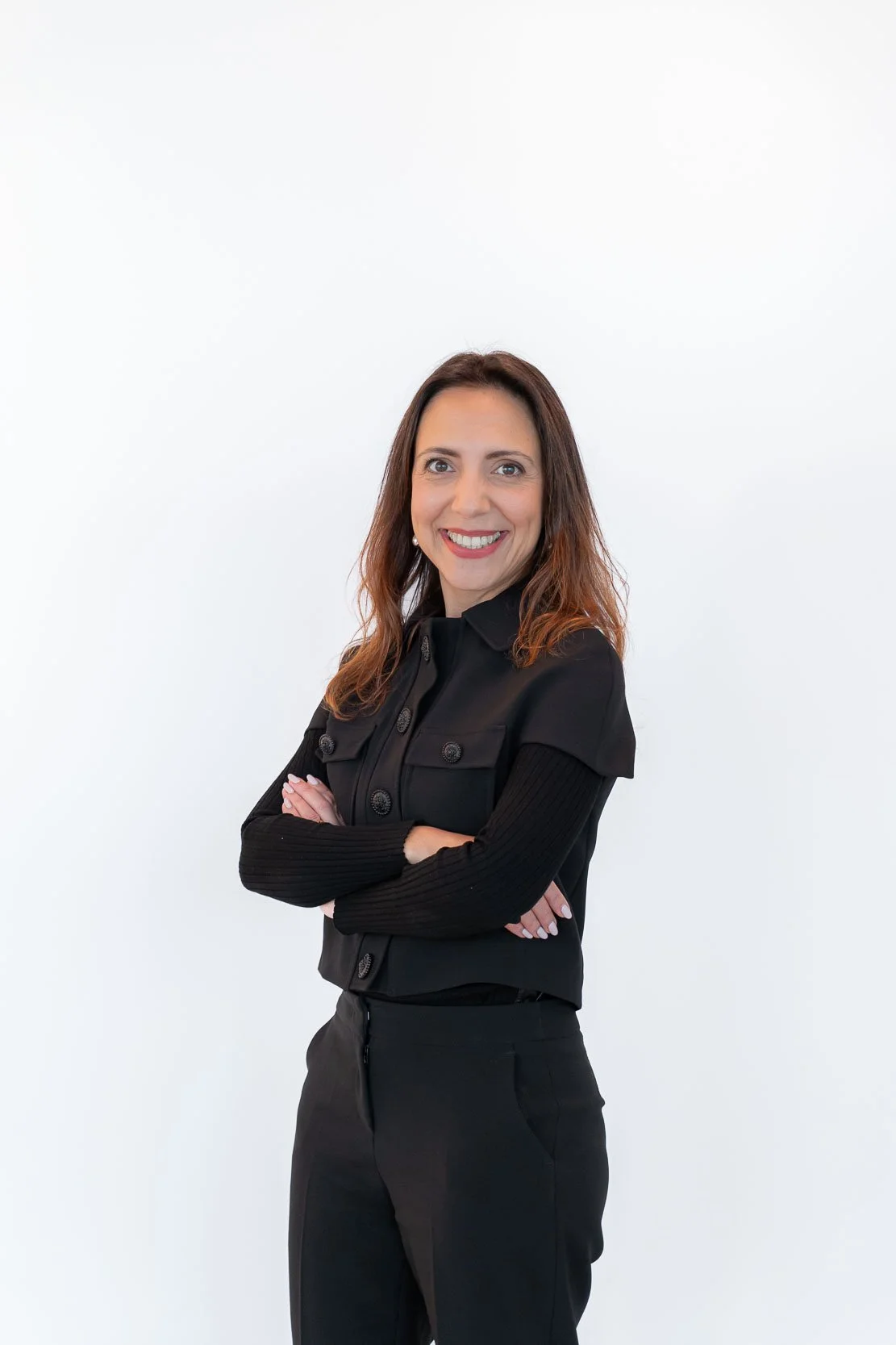 Ritratto professionale dell’ospite Unipol su fondo bianco negli uffici aziendali di Milano.
