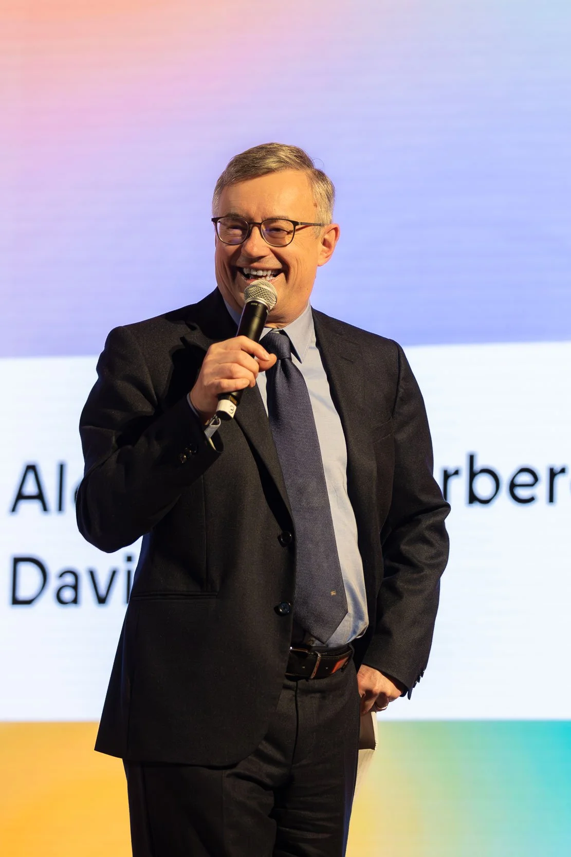 Alessandro Barbero interviene sul palco durante l’evento Chora V2 al Conservatorio G Verdi di Milano