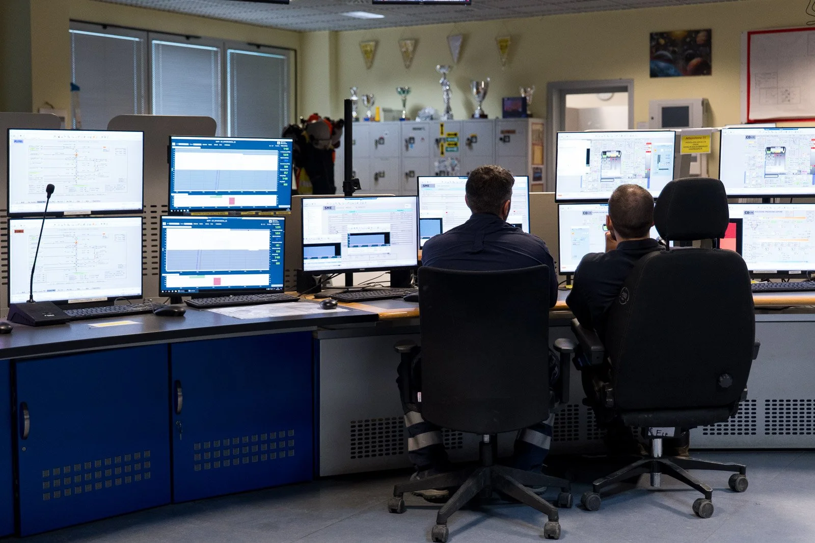 reportage-eni-sala-controllo-postazioni-monitor.jpg