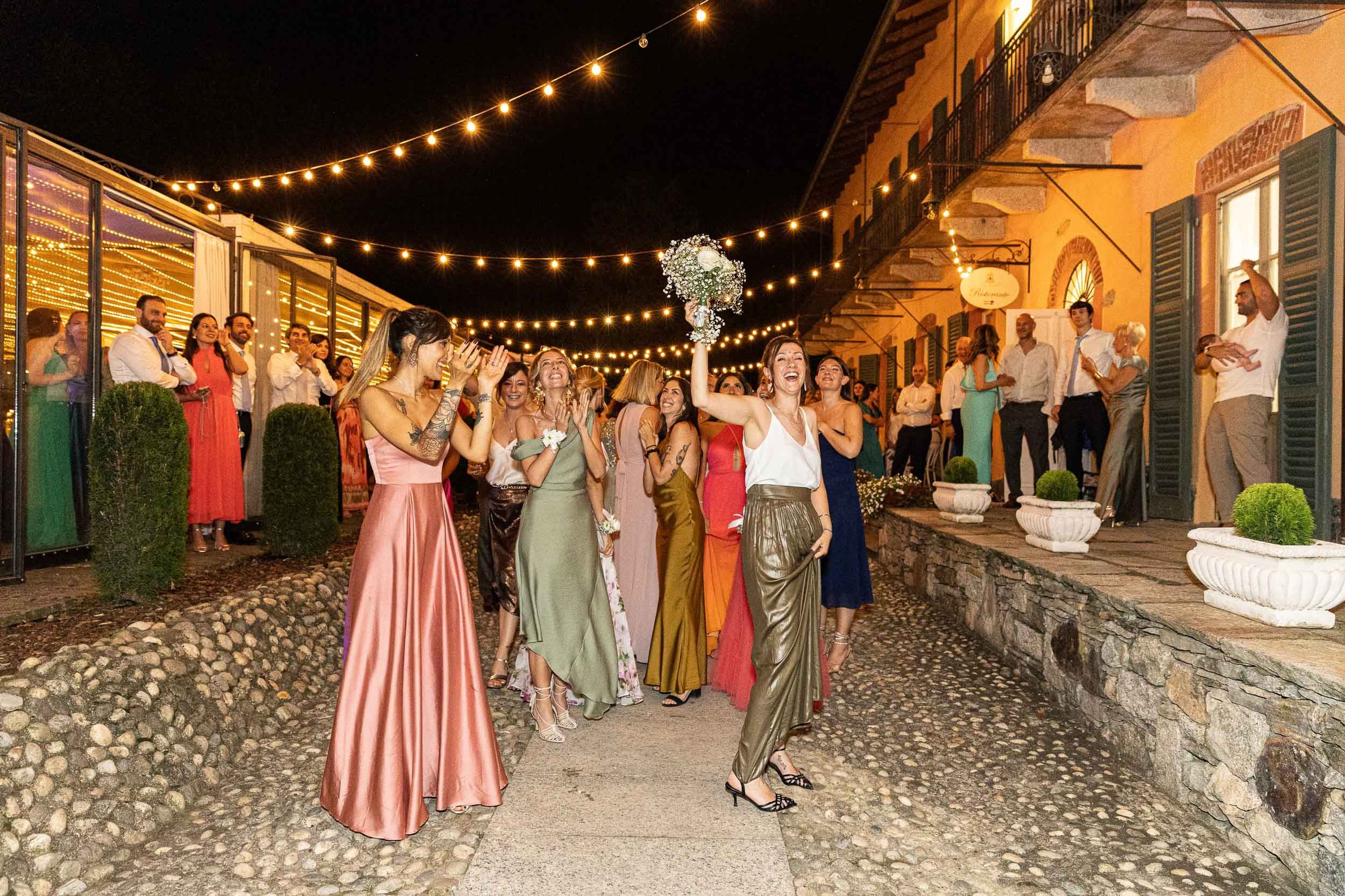 Lancio del bouquet – matrimonio Paolo e Camilla Tenuta Montezeglio Invorio
