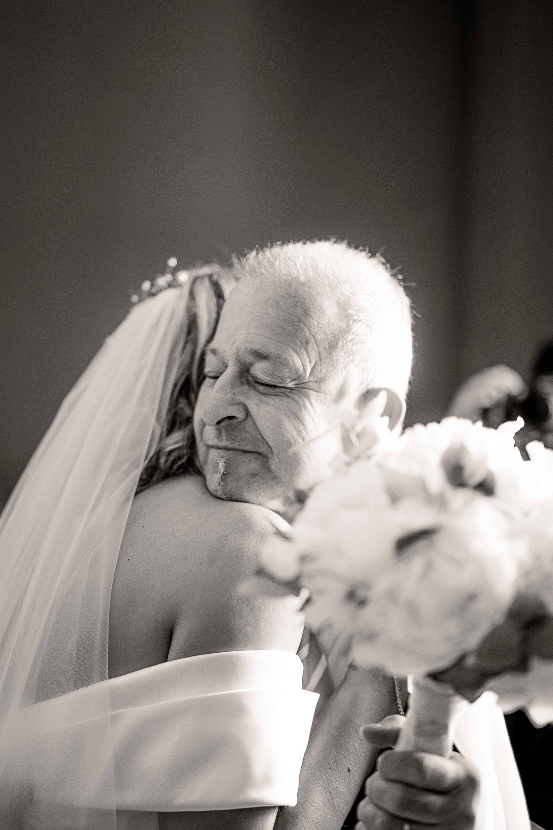 Papà emozionato che abbraccia la sposa – matrimonio Paolo e Camilla Tenuta Montezeglio Invorio
