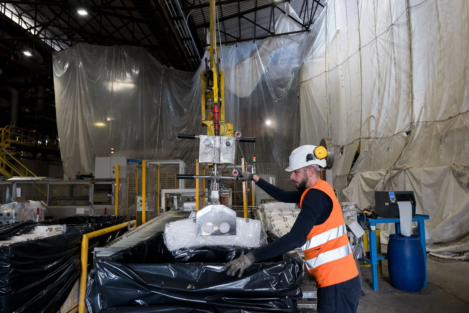 reportage-eni-produzione-confezioni-sollevatore.jpg