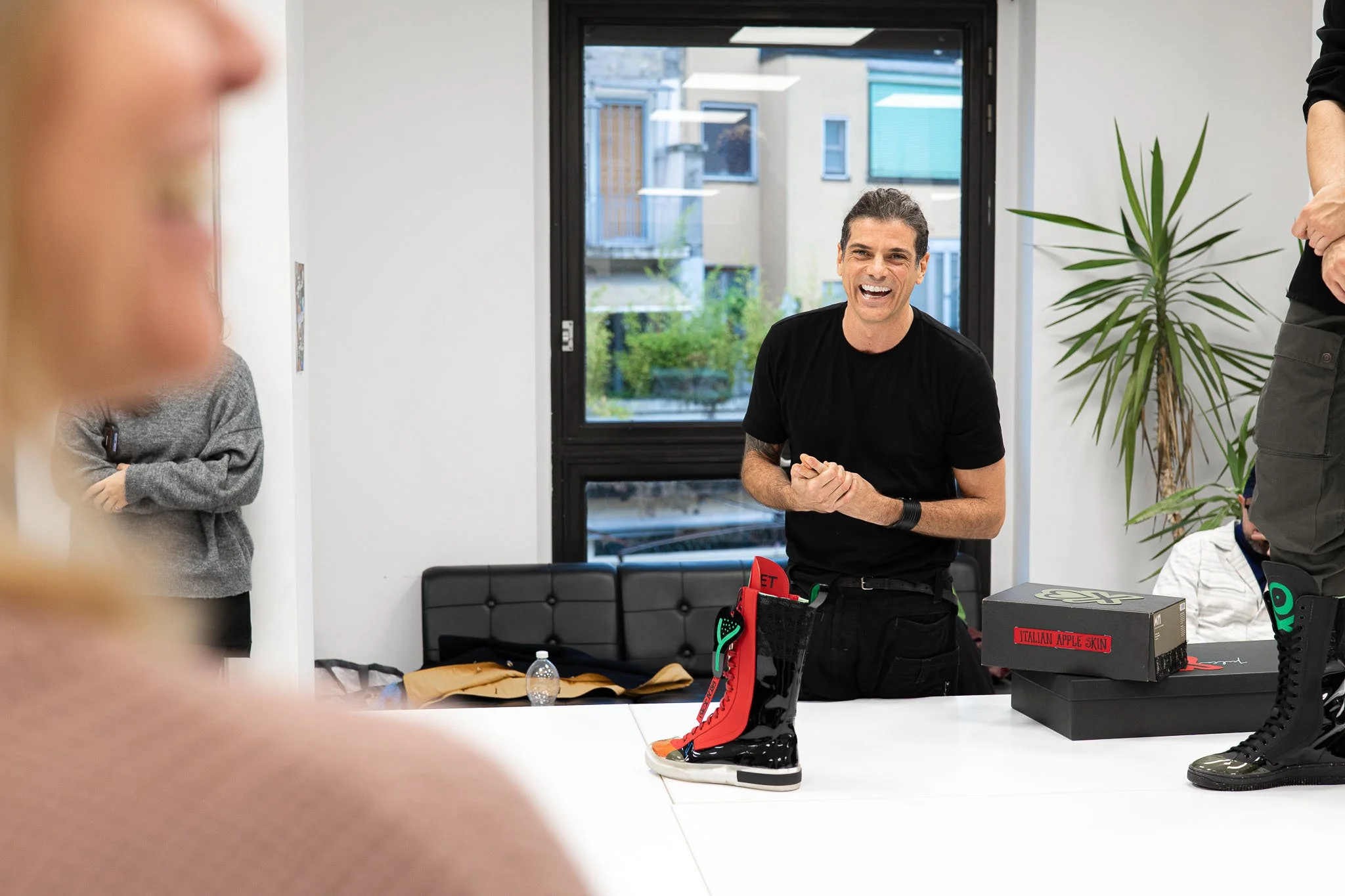 Momento di confronto durante la sessione di fitting ad Arsutoria School, con uno studente che presenta il proprio prototipo di stivale a CityLife Milano