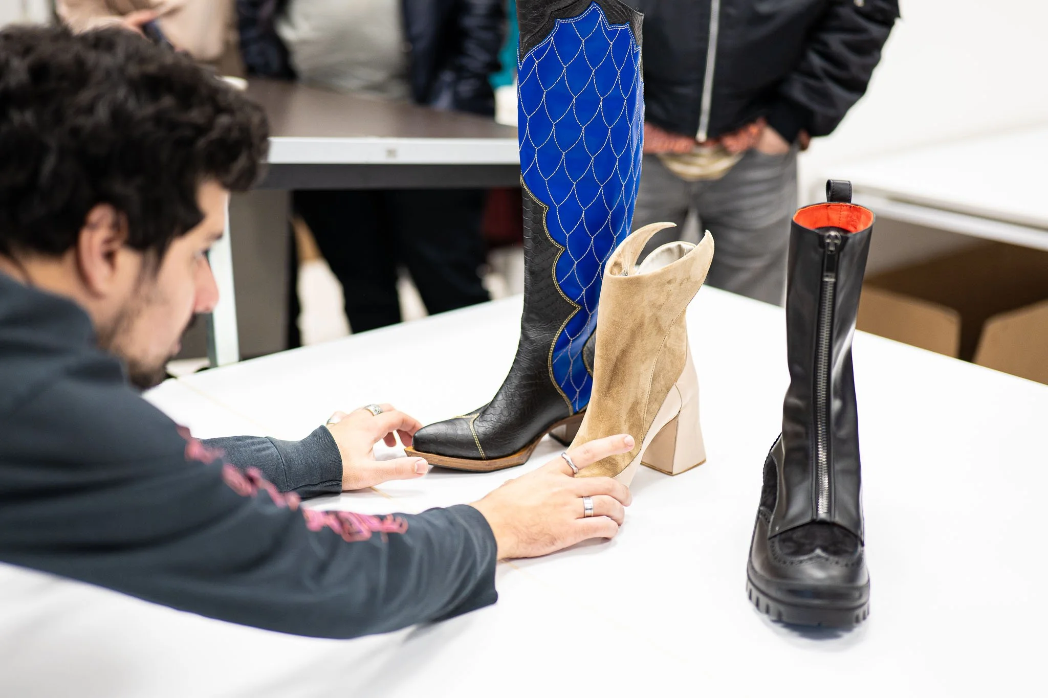 Studente dell’Arsutoria School durante il fitting dei prototipi di calzature, mentre prova diversi modelli realizzati nel corso Footwear Creator