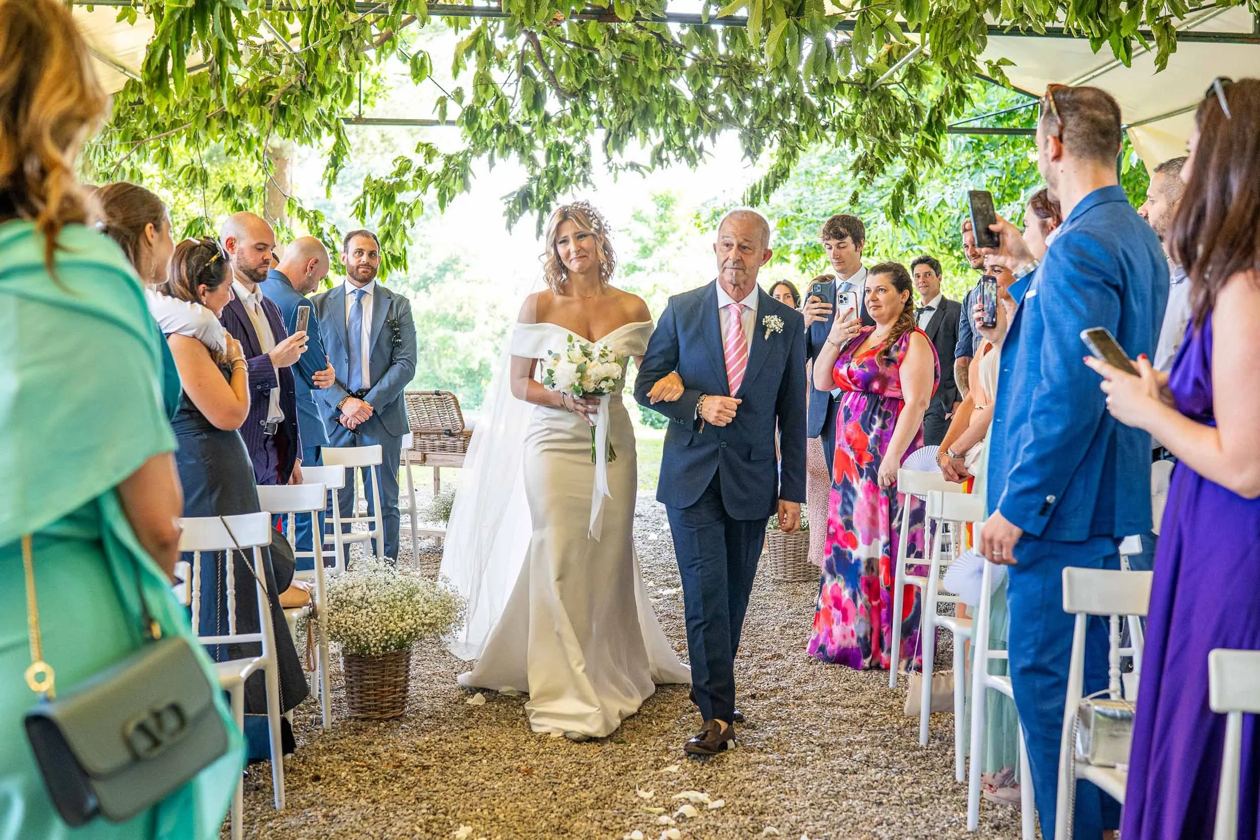 Ingresso della sposa alla cerimonia – matrimonio Paolo e Camilla Tenuta Montezeglio Invorio
