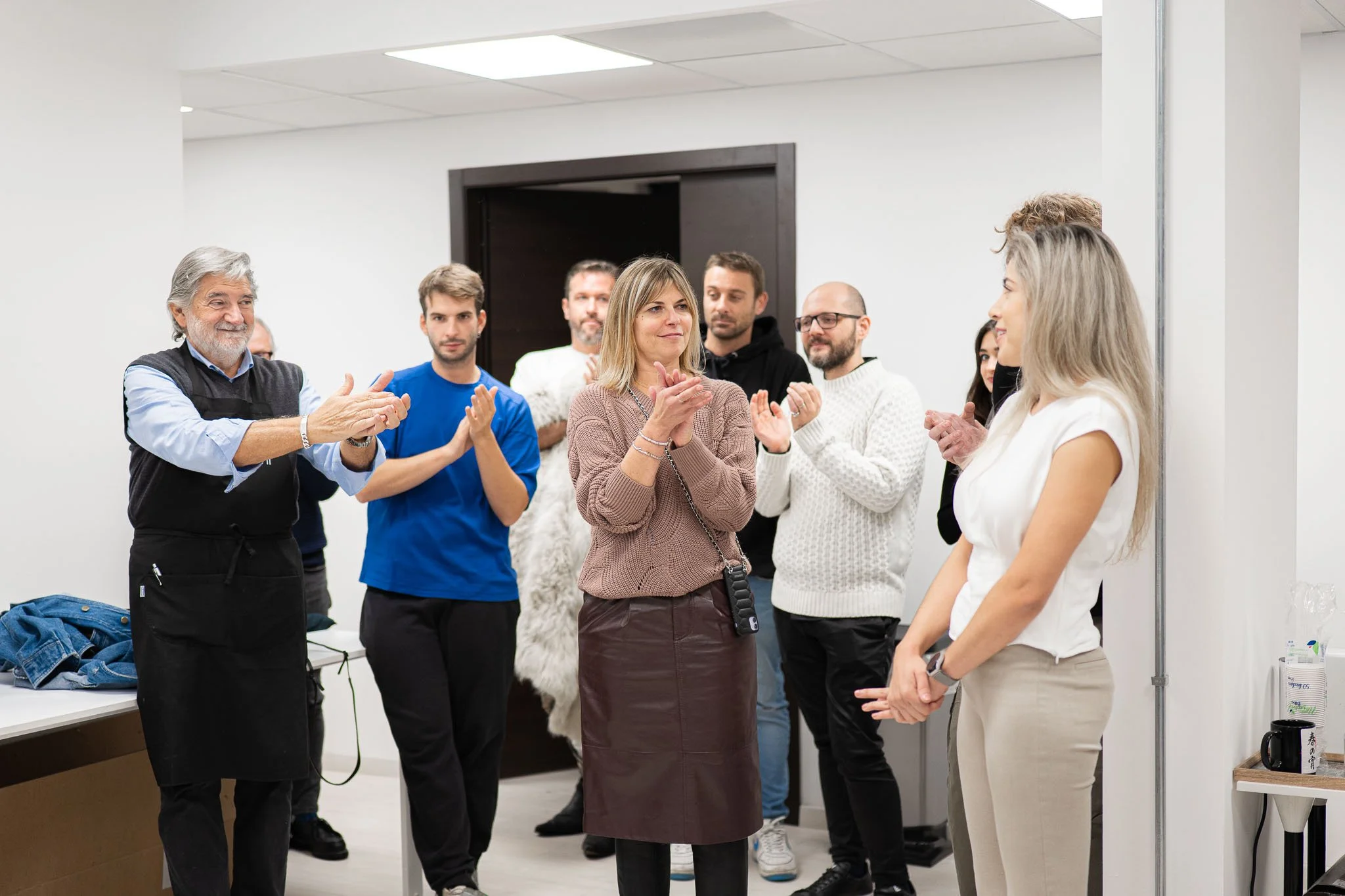 Momento finale di applausi durante la presentazione dei prototipi all’evento di Arsutoria School a Milano