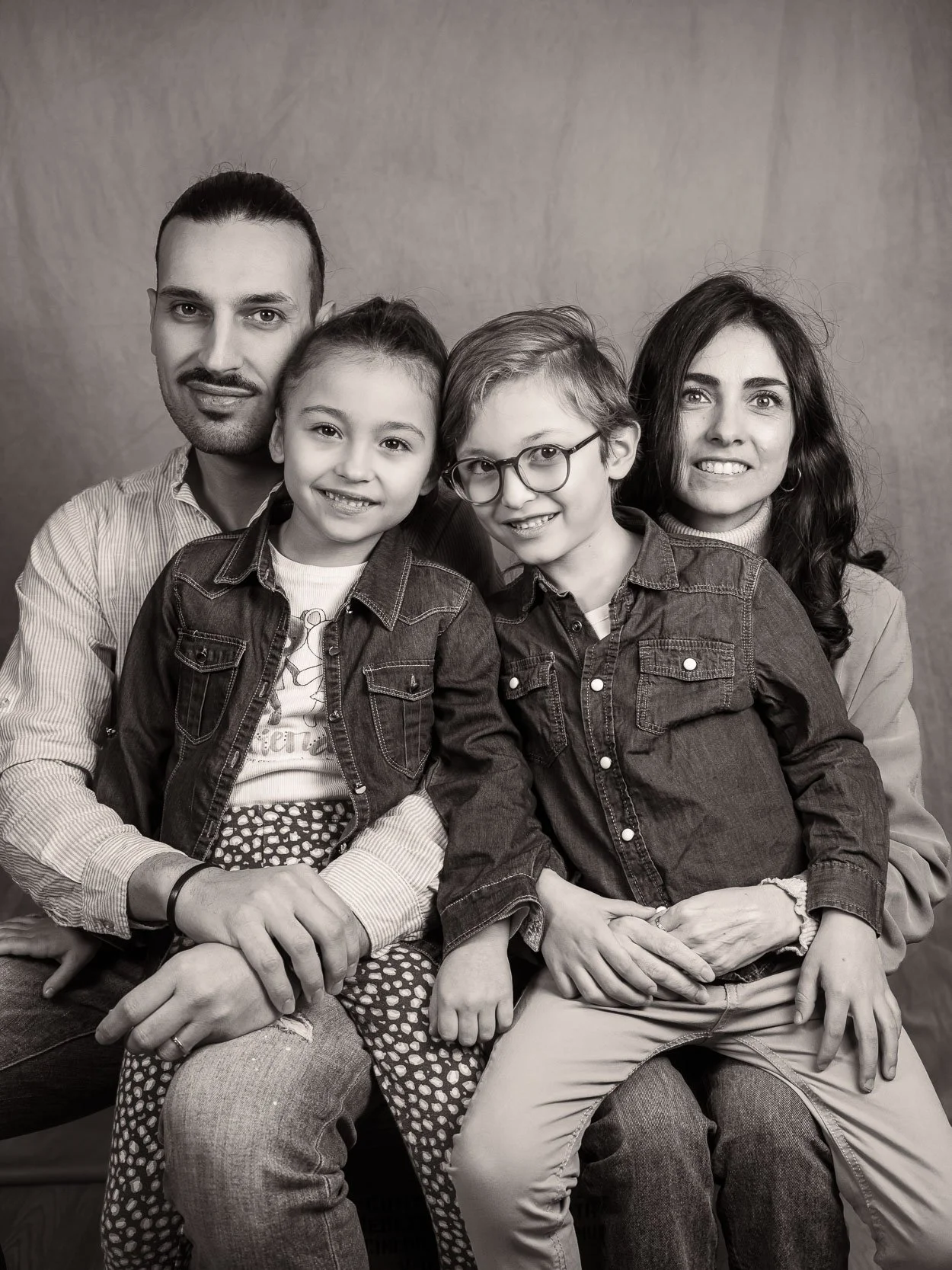 ritratto di famiglia realizzato in studio a buccinasco fotografia professionale elegante naturale e curata ideale per famiglie coppie e bambini max capuzzi fotografo