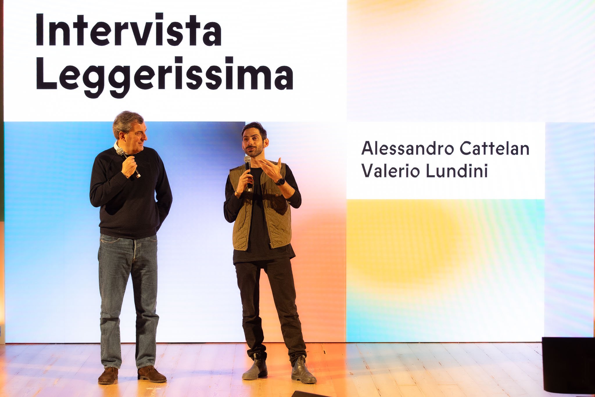Mario Calabresi e Riccardo Haupt sul palco per “Intervista Leggerissima” durante l’evento Chora V2 al Conservatorio G Verdi di Milano