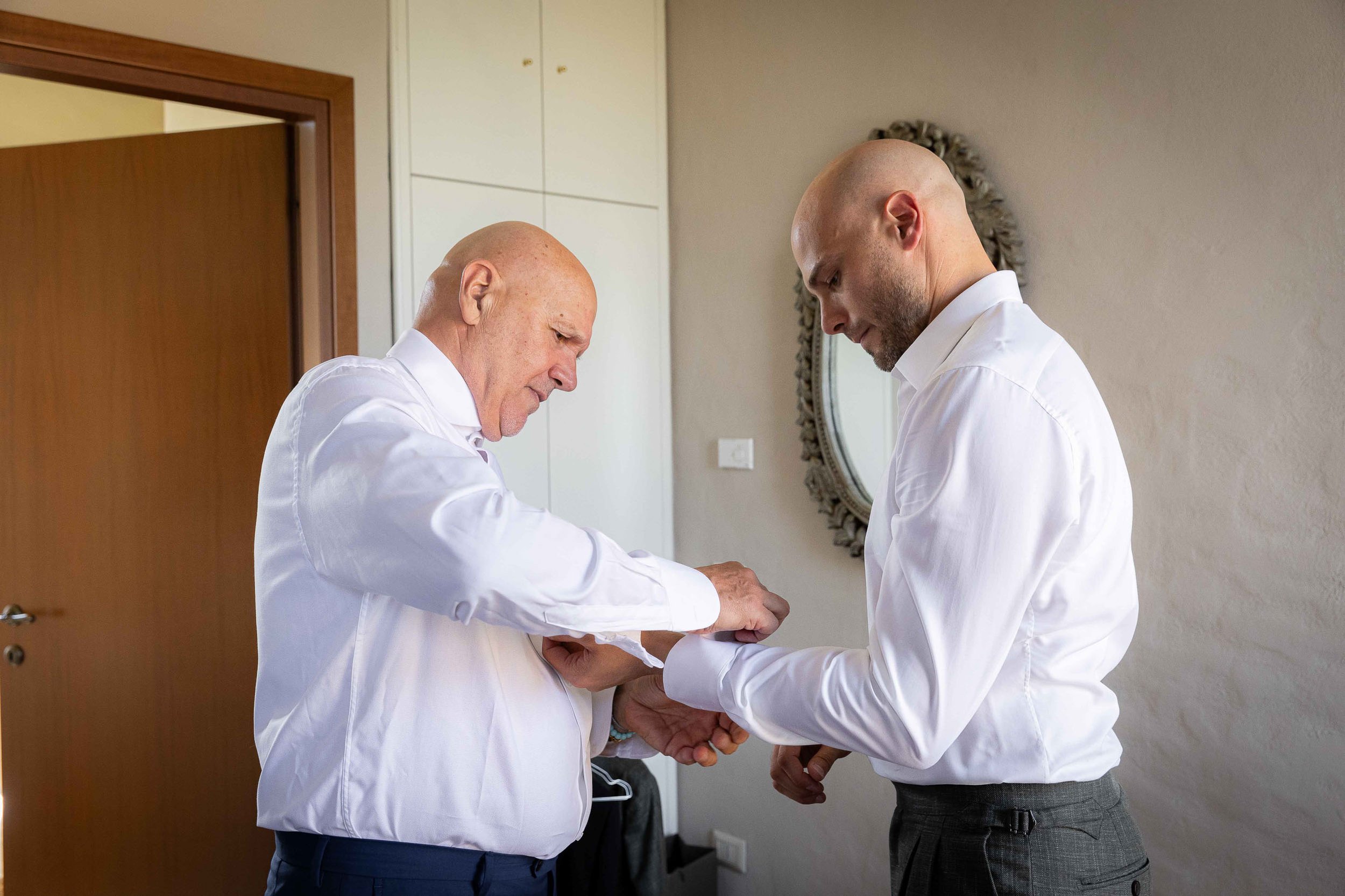 Preparativi dello sposo dettagli e accessori – matrimonio Paolo e Camilla Tenuta Montezeglio  
