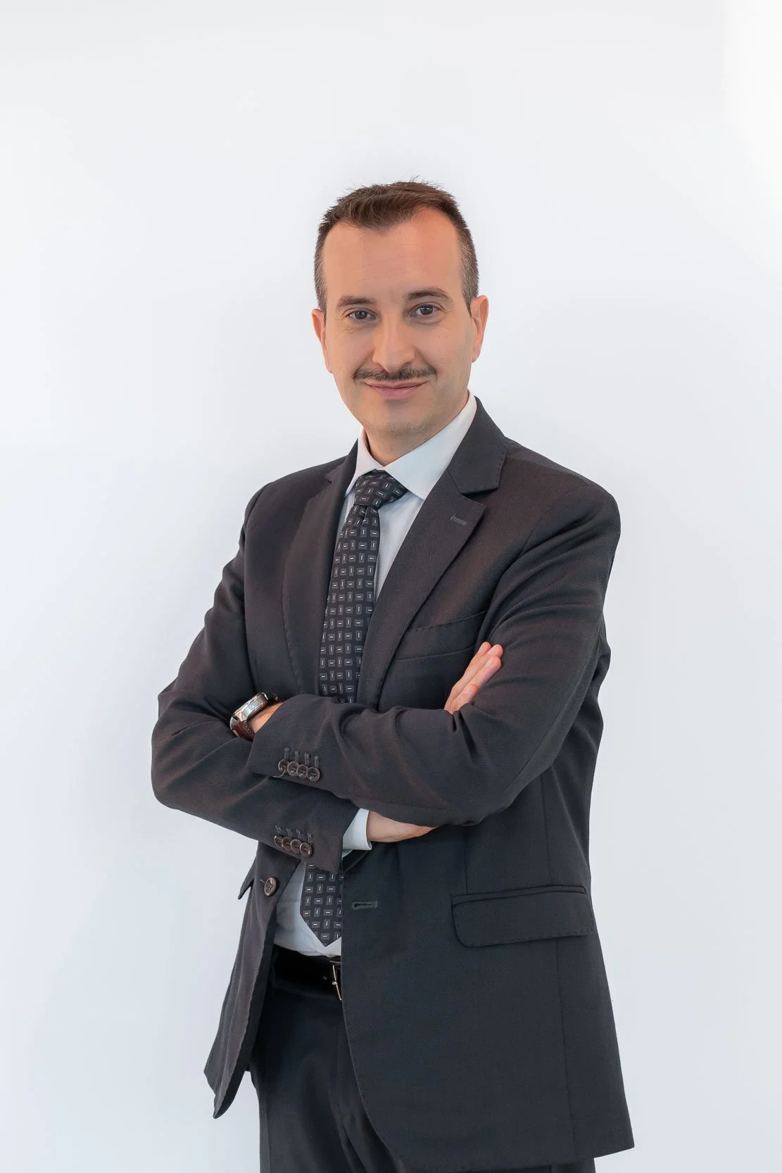 Ritratto professionale su fondo neutro realizzato negli uffici Unipol di Milano, scattato prima della registrazione del podcast aziendale.
