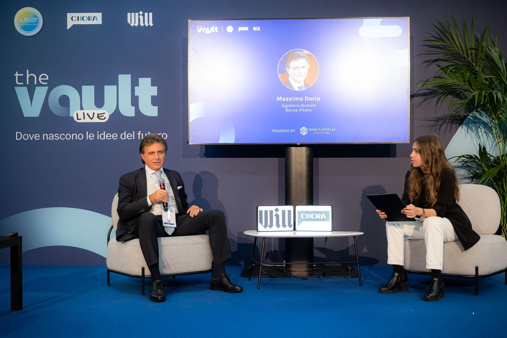 Momento del talk a The Vault Live a Milano con ospite e moderatrice sul palco, durante una discussione su strategie di business e sviluppo del settore.

