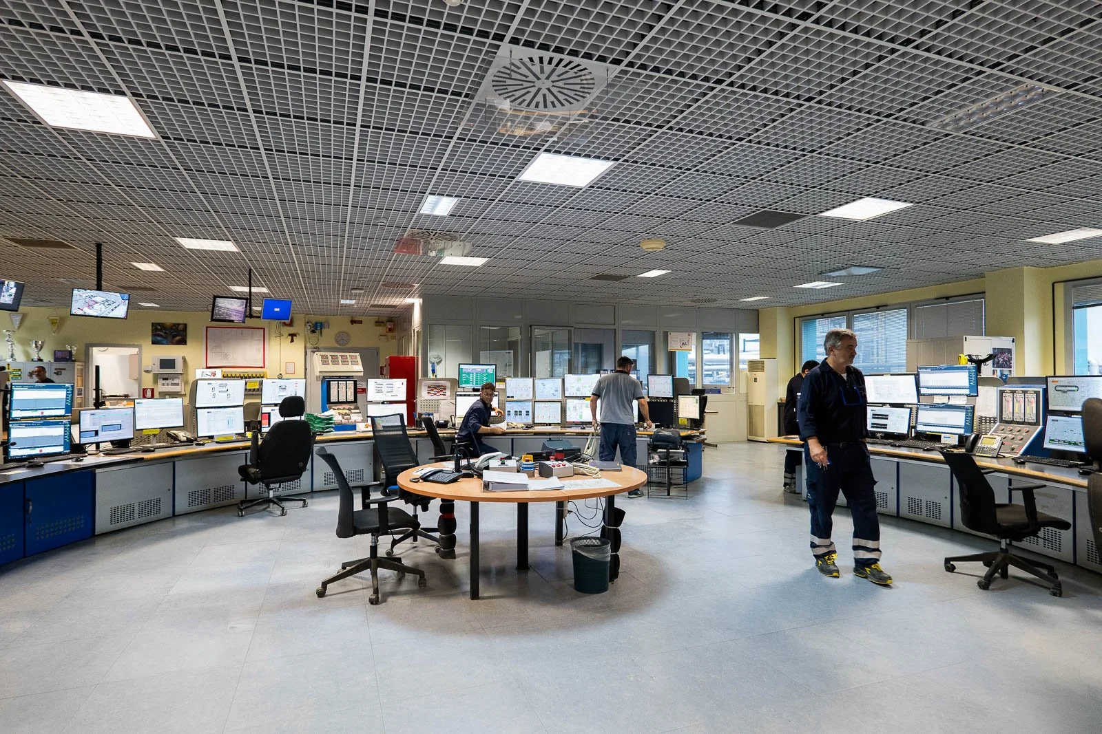 reportage-eni-sala-controllo-panoramica.jpg