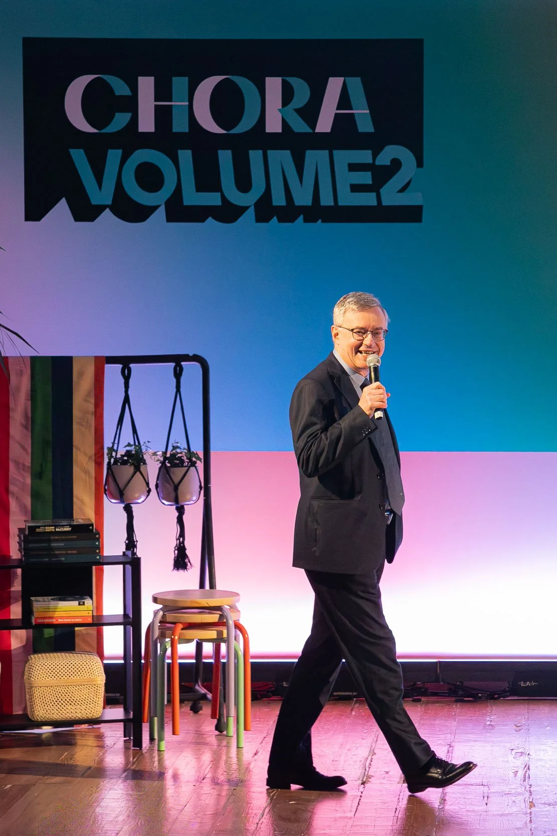 Alessandro Barbero entra sul palco durante l’evento Chora V2 al Conservatorio G Verdi di Milano