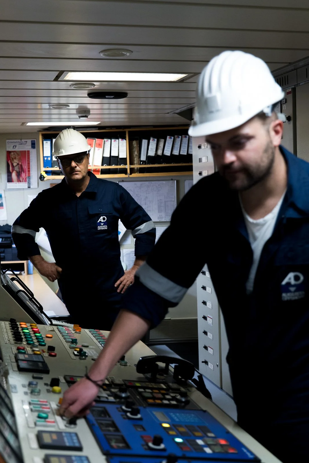 Un operatore aziona i comandi della console dell’Asso Ventiquattro, con un collega sullo sfondo.