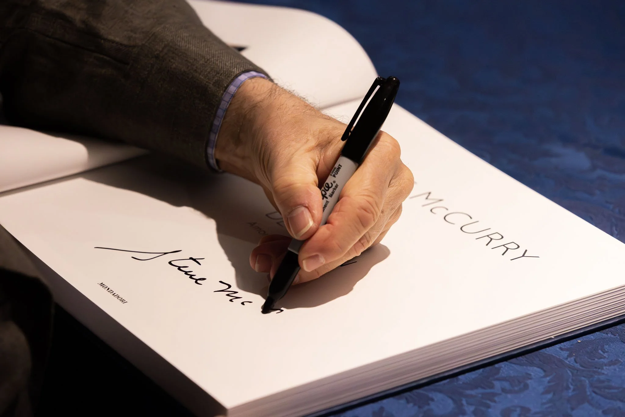 La firma di Steve McCurry durante la firma copie all’evento Chora V2 al Conservatorio G Verdi di Milano