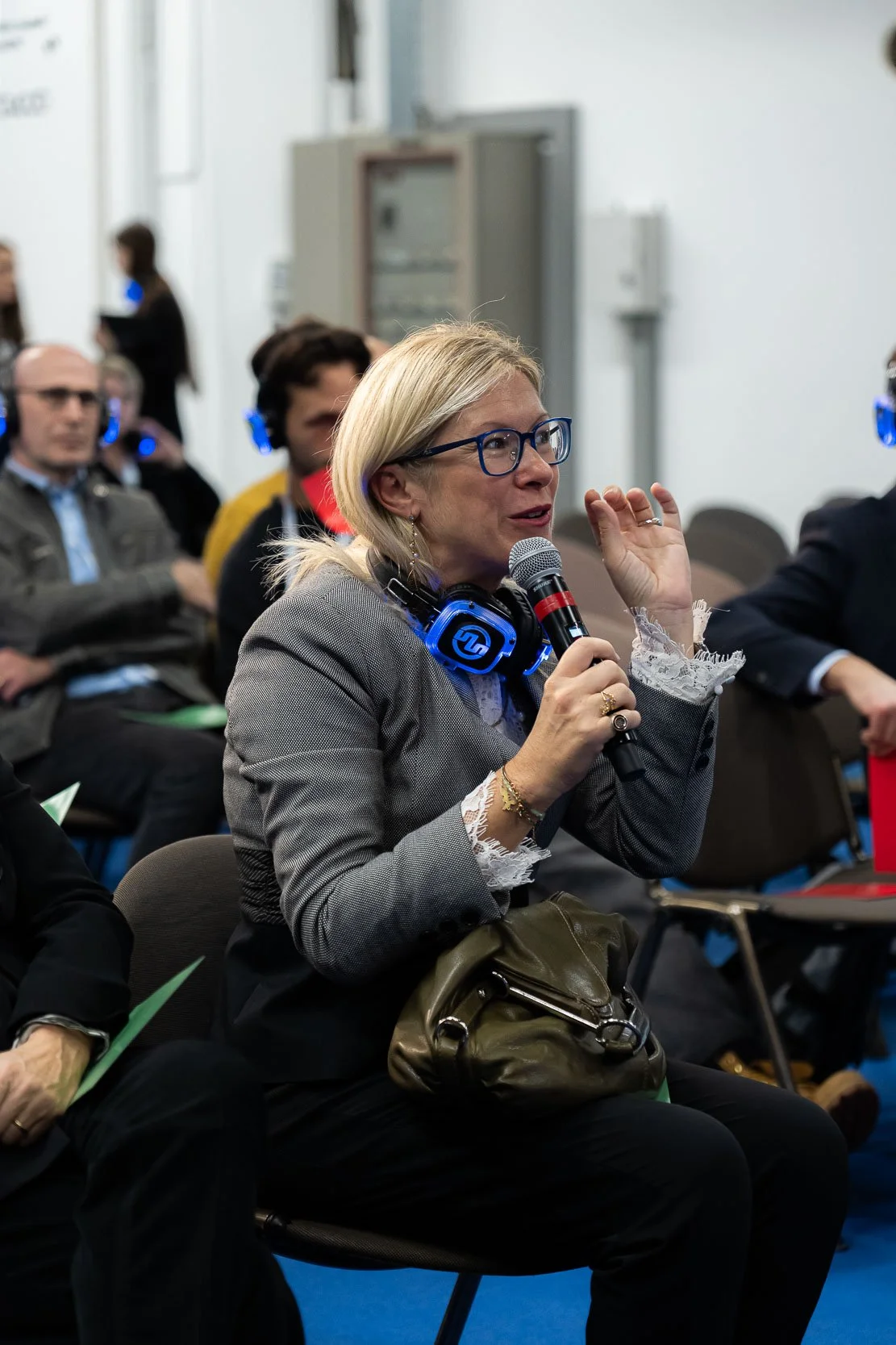 Partecipante interviene con una domanda durante una sessione di The Vault Live al MiCo di Milano, evento organizzato da Will Media e Chora Media.
