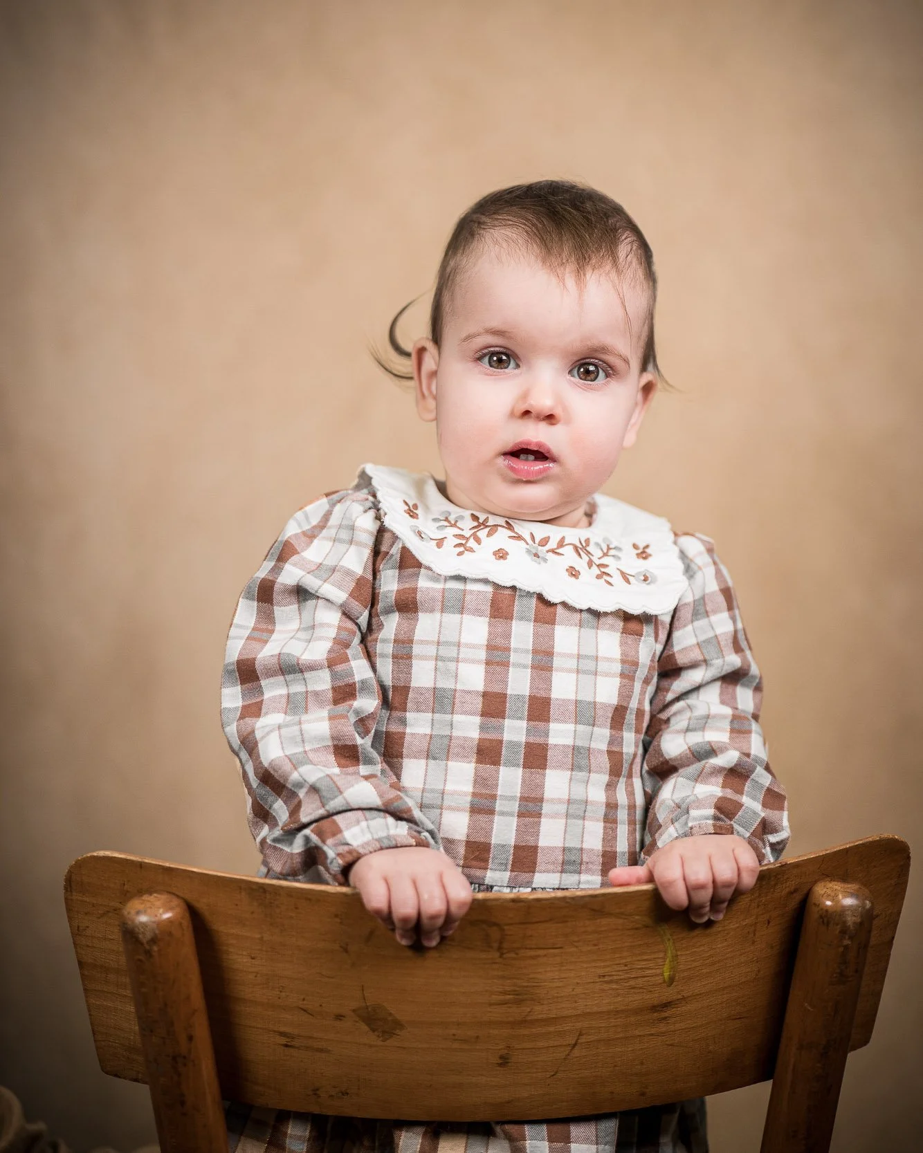 Ritratto di bambina in studio a Buccinasco, fotografia professionale su fondo neutro. Scatto naturale ed elegante realizzato da Max Capuzzi Fotografo.