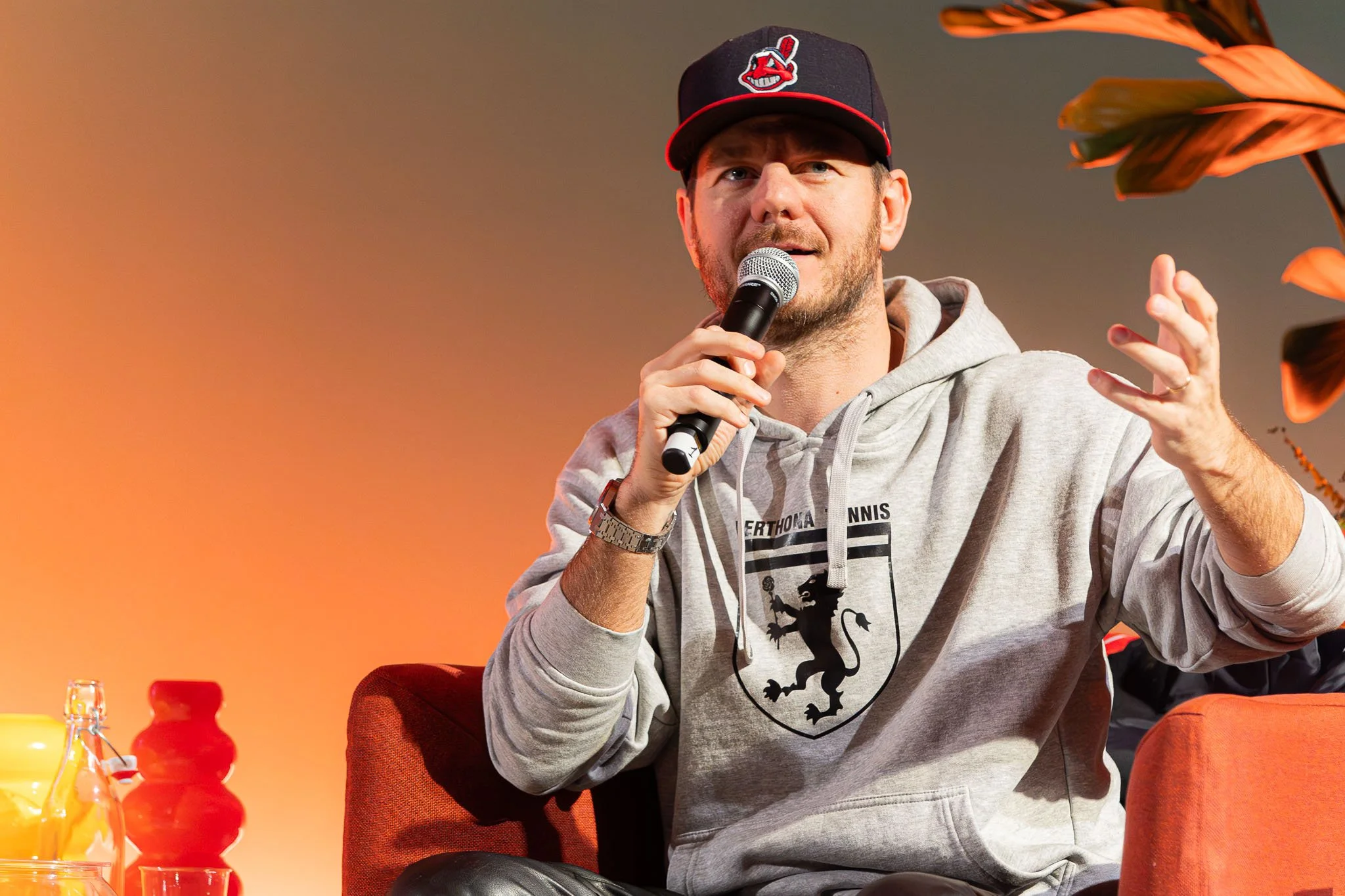 Alessandro Cattelan interviene sul palco durante l’evento Chora V2 al Conservatorio G Verdi di Milano
