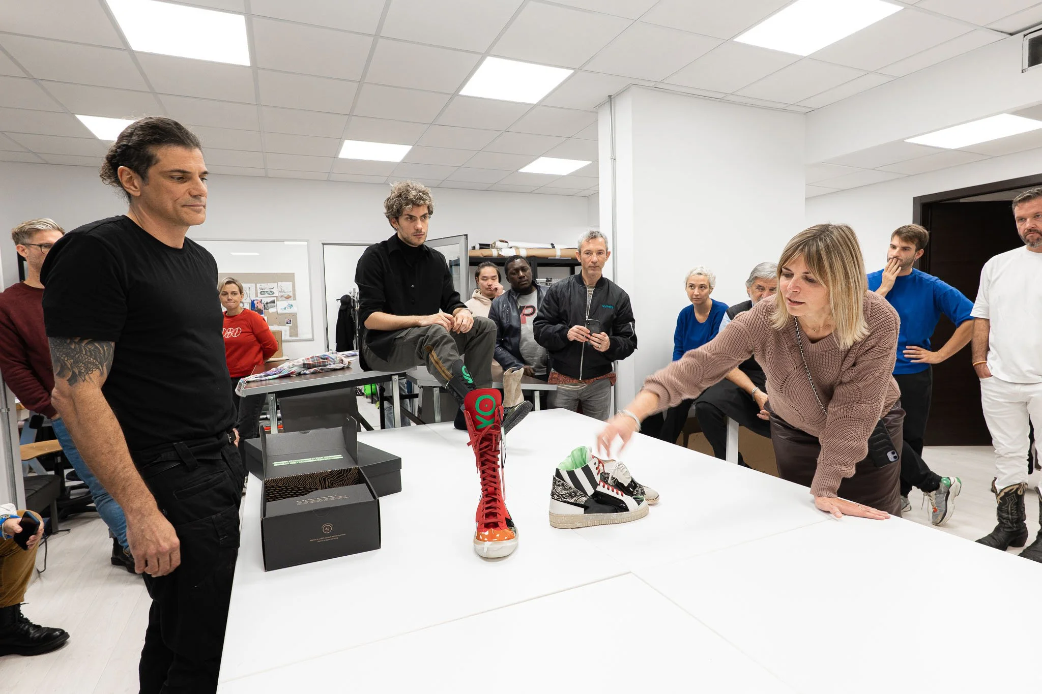 La docente valuta i prototipi di calzature realizzati dagli studenti durante la sessione di fitting all’Arsutoria School di Milano.