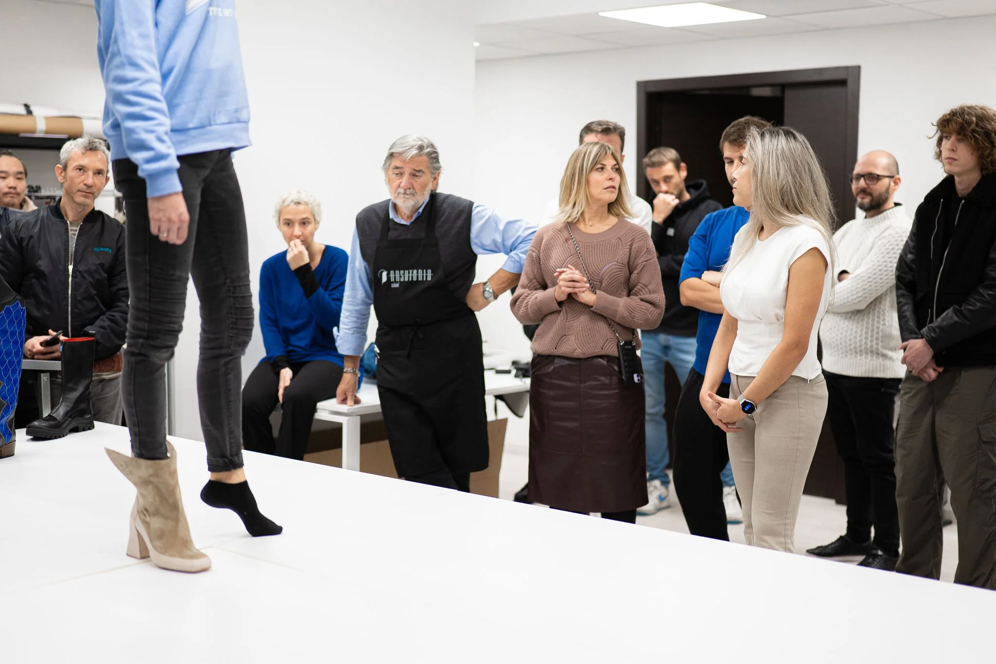 Gli studenti valutano i prototipi di stivali durante il fitting all'Arsutoria School a Milano