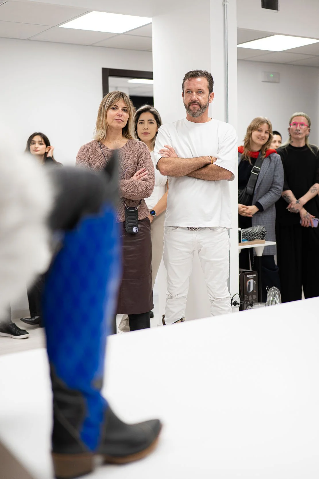 Docenti e studenti di Arsutoria School analizzano un prototipo di calzatura durante la sessione di fitting a CityLife Milano