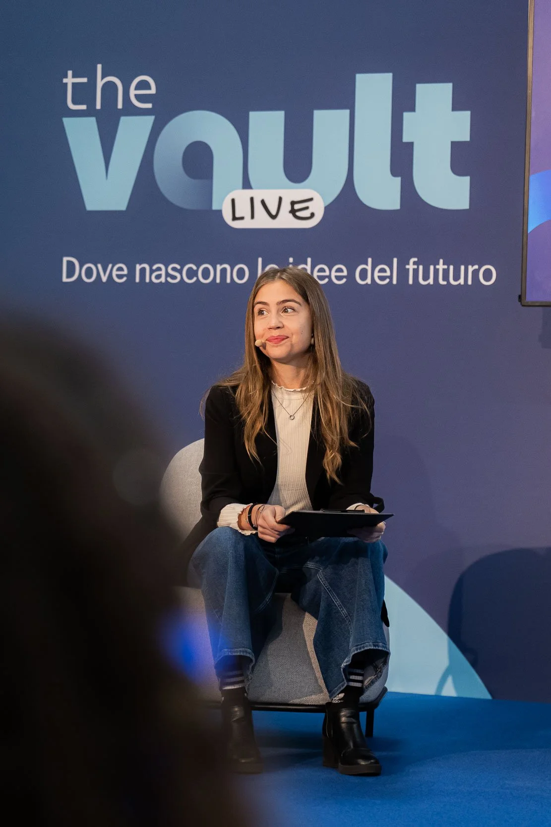 Moderatrice sul palco di The Vault Live al MiCo di Milano durante l’evento organizzato da Will e Chora Media.
